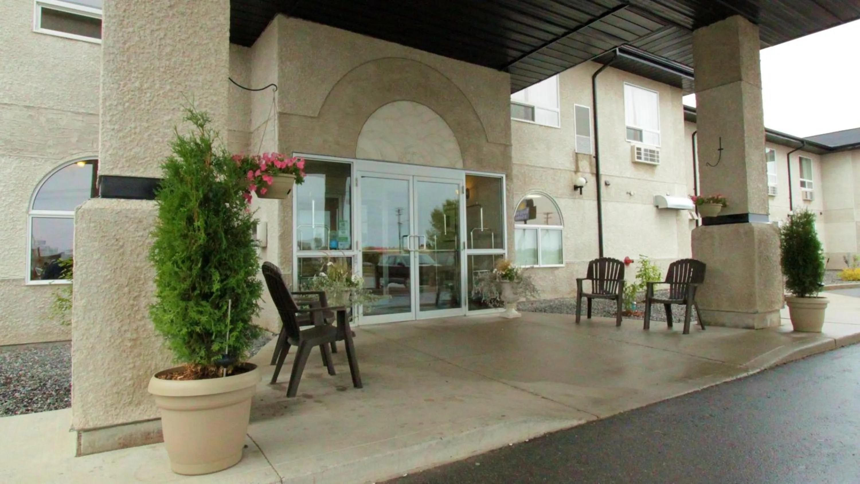 Facade/entrance in Days Inn & Suites by Wyndham Thompson