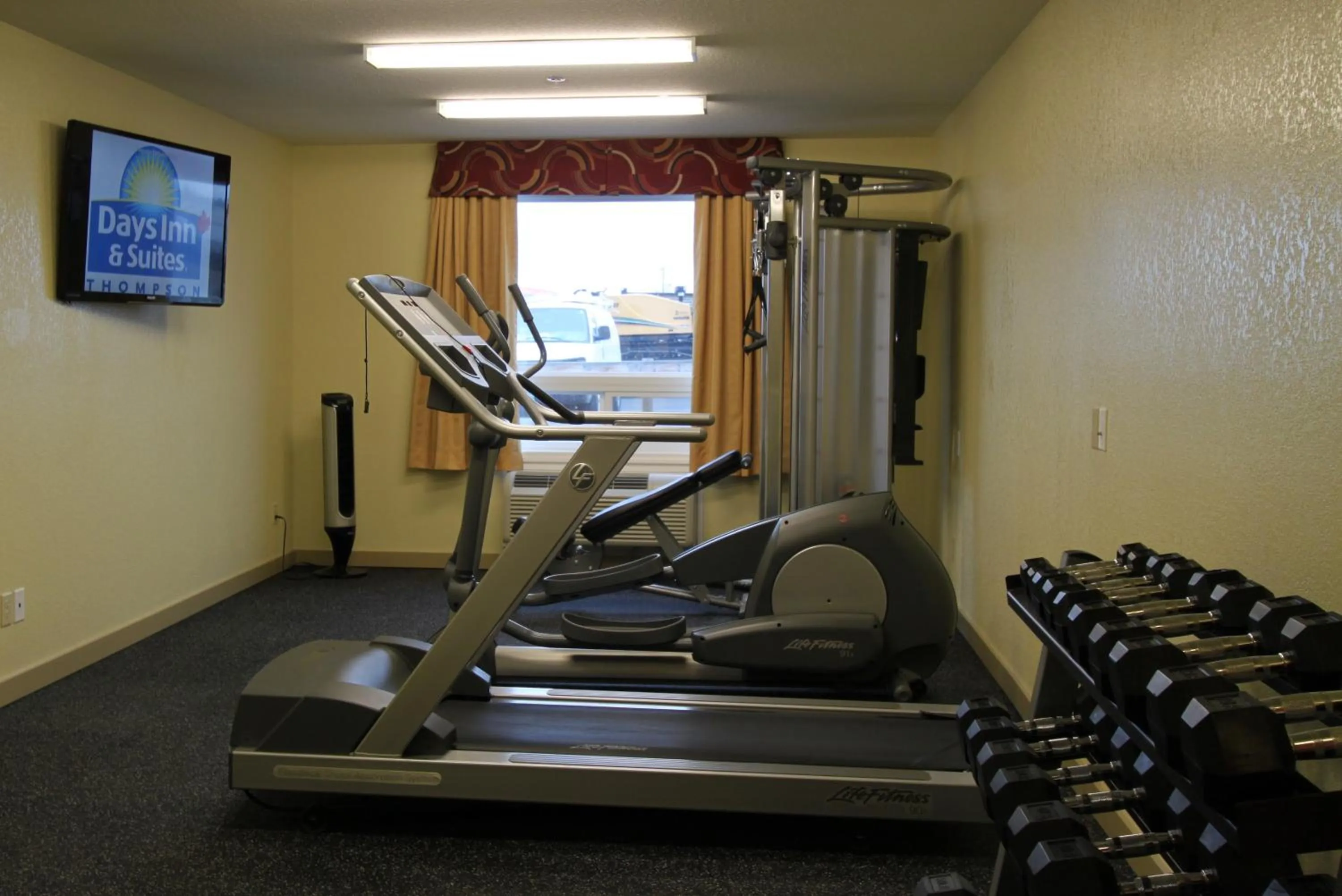Fitness centre/facilities in Days Inn & Suites by Wyndham Thompson