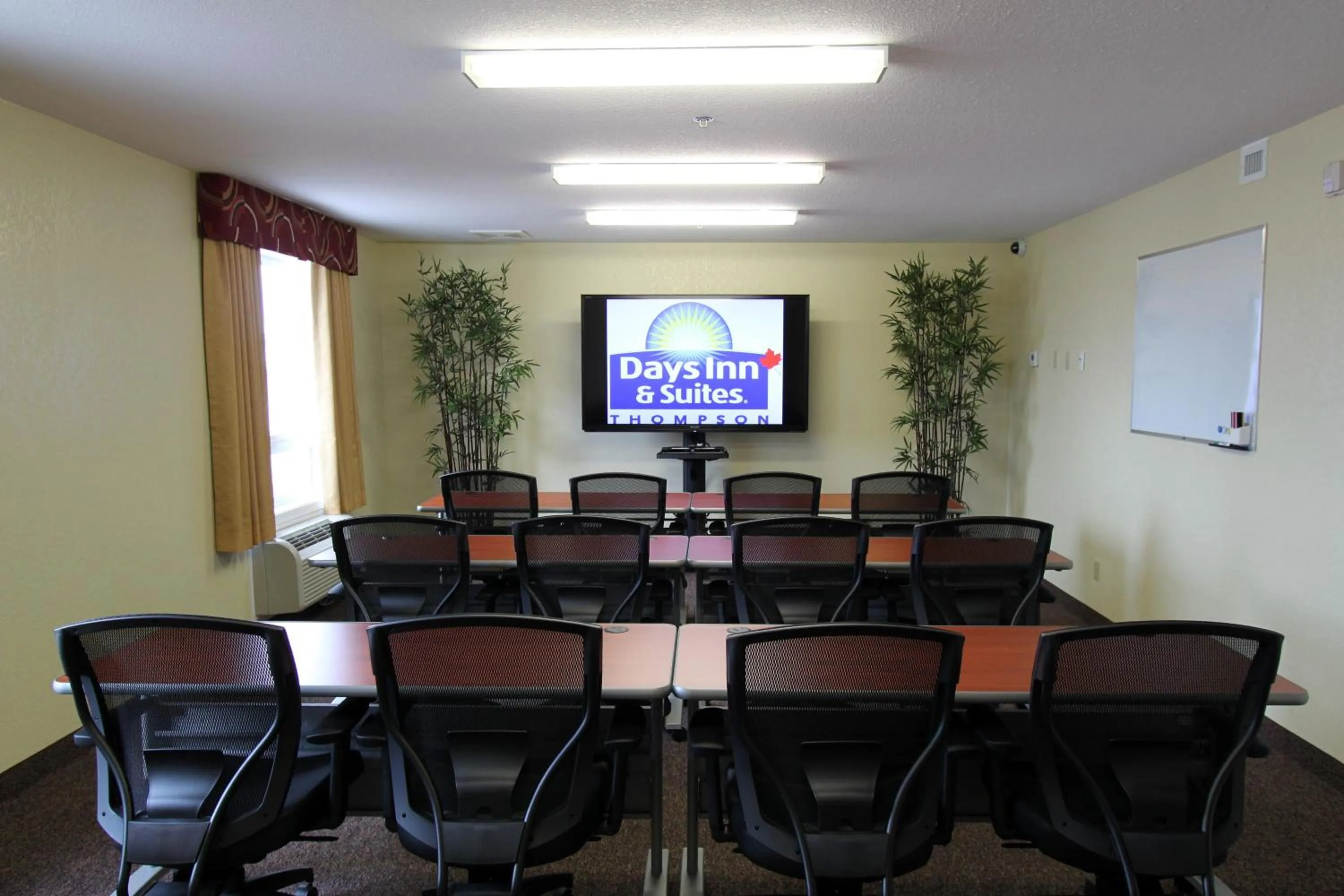 Business facilities in Days Inn & Suites by Wyndham Thompson