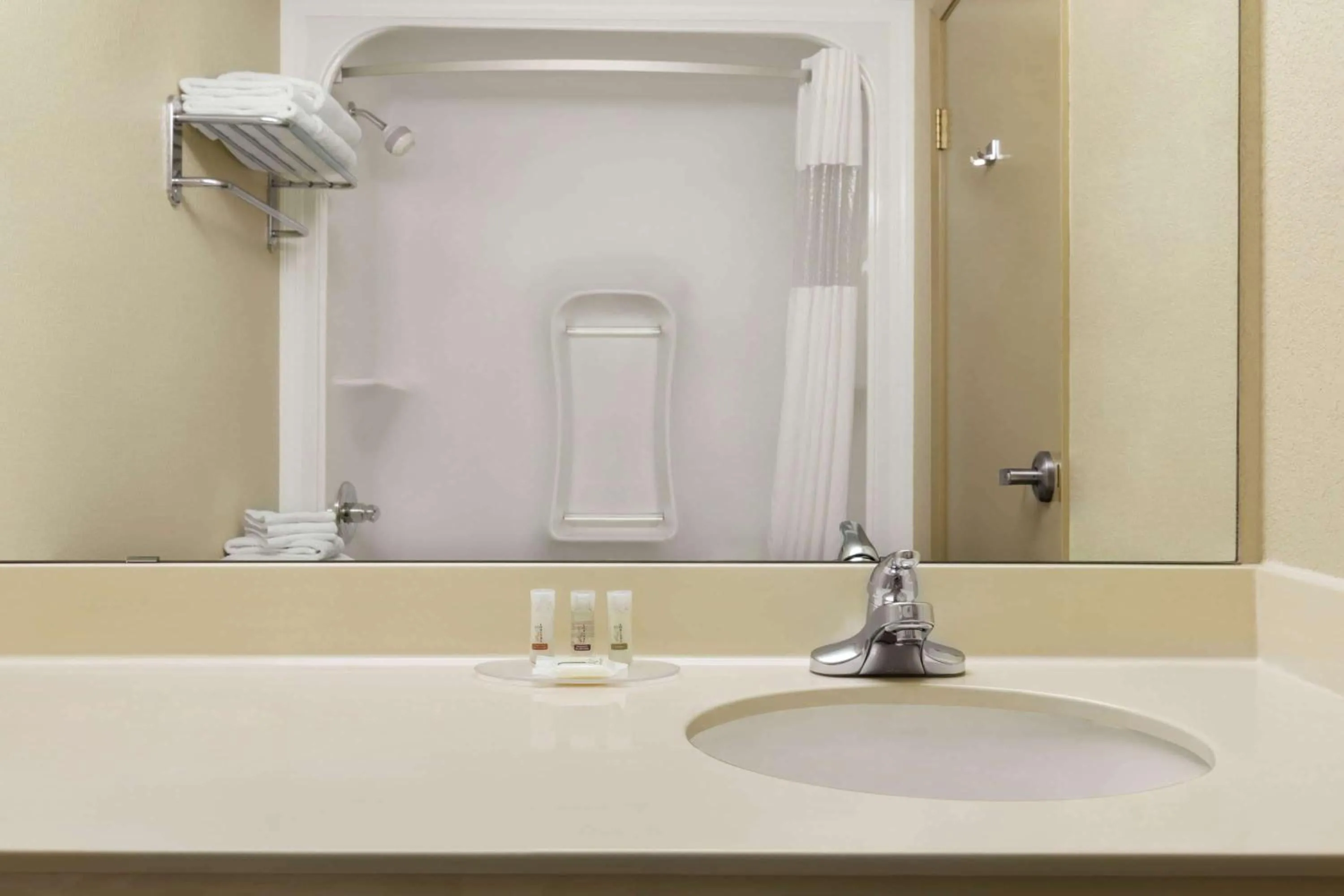 Bathroom in Days Inn & Suites by Wyndham Thompson