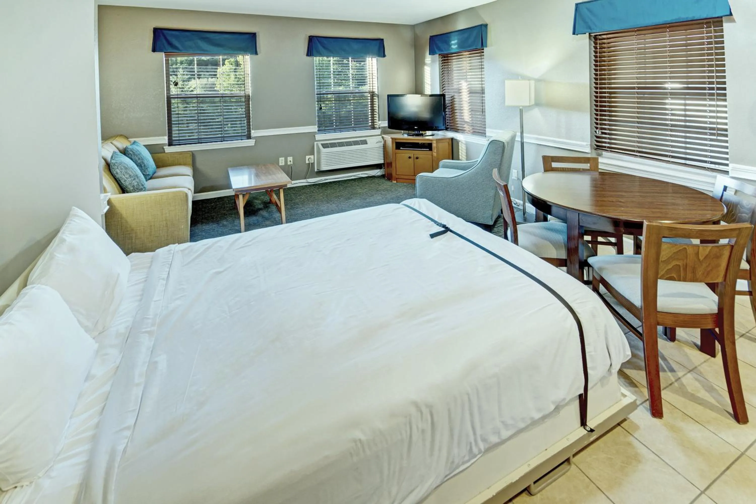 Living room, Bed in Club Wyndham Bentley Brook