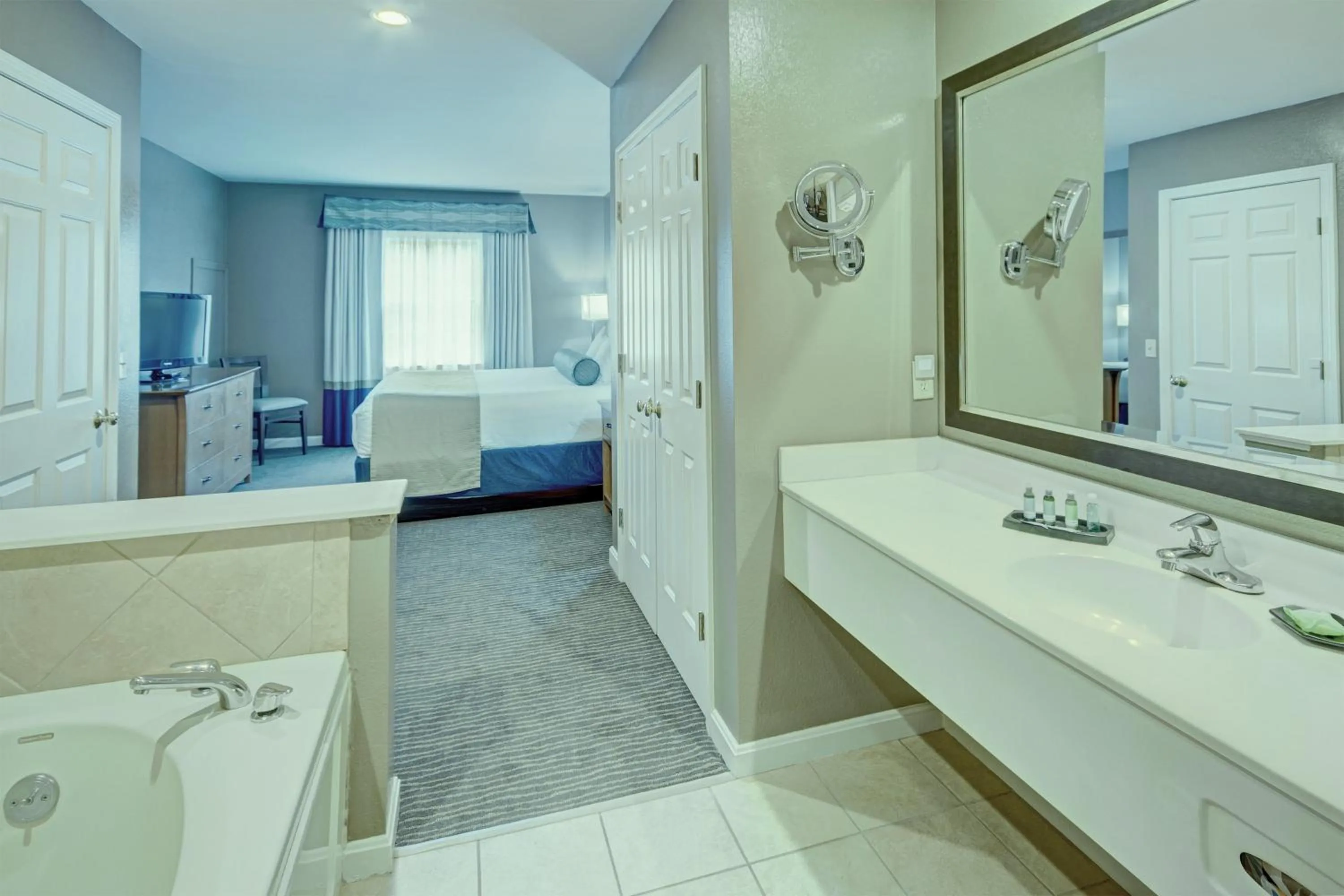 Bathroom, Bed in Club Wyndham Bentley Brook