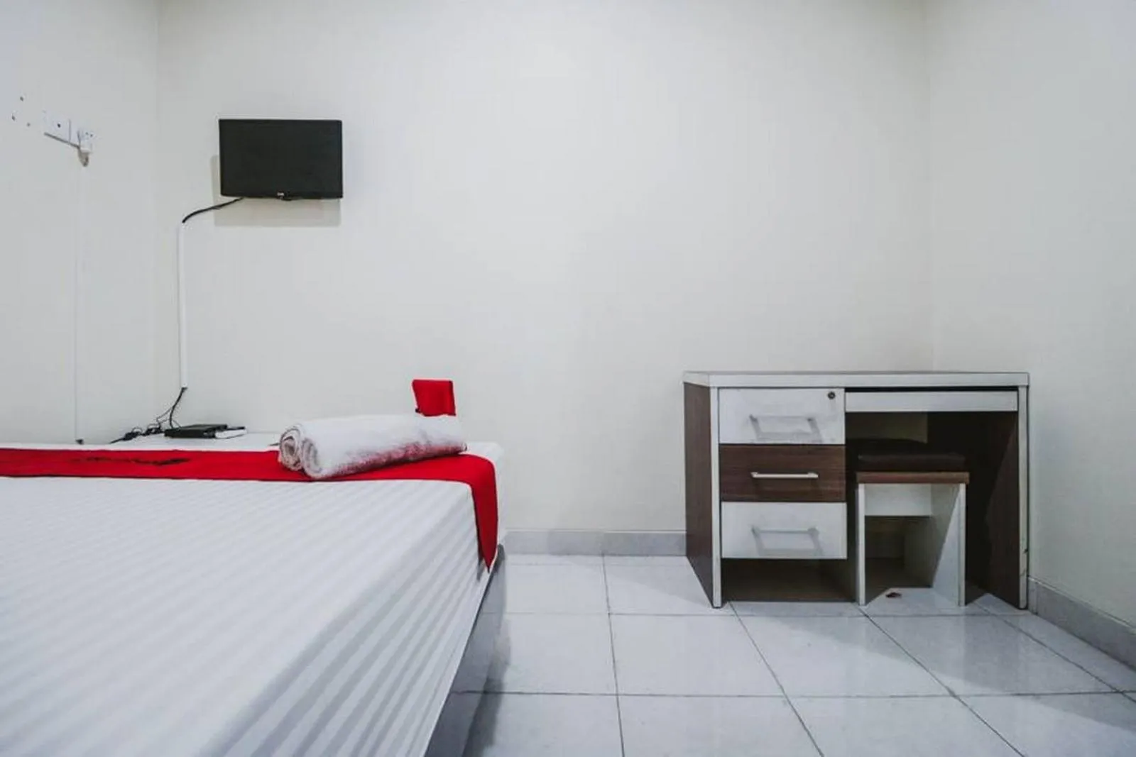 Bedroom, Bed in RedDoorz Plus near Semanggi