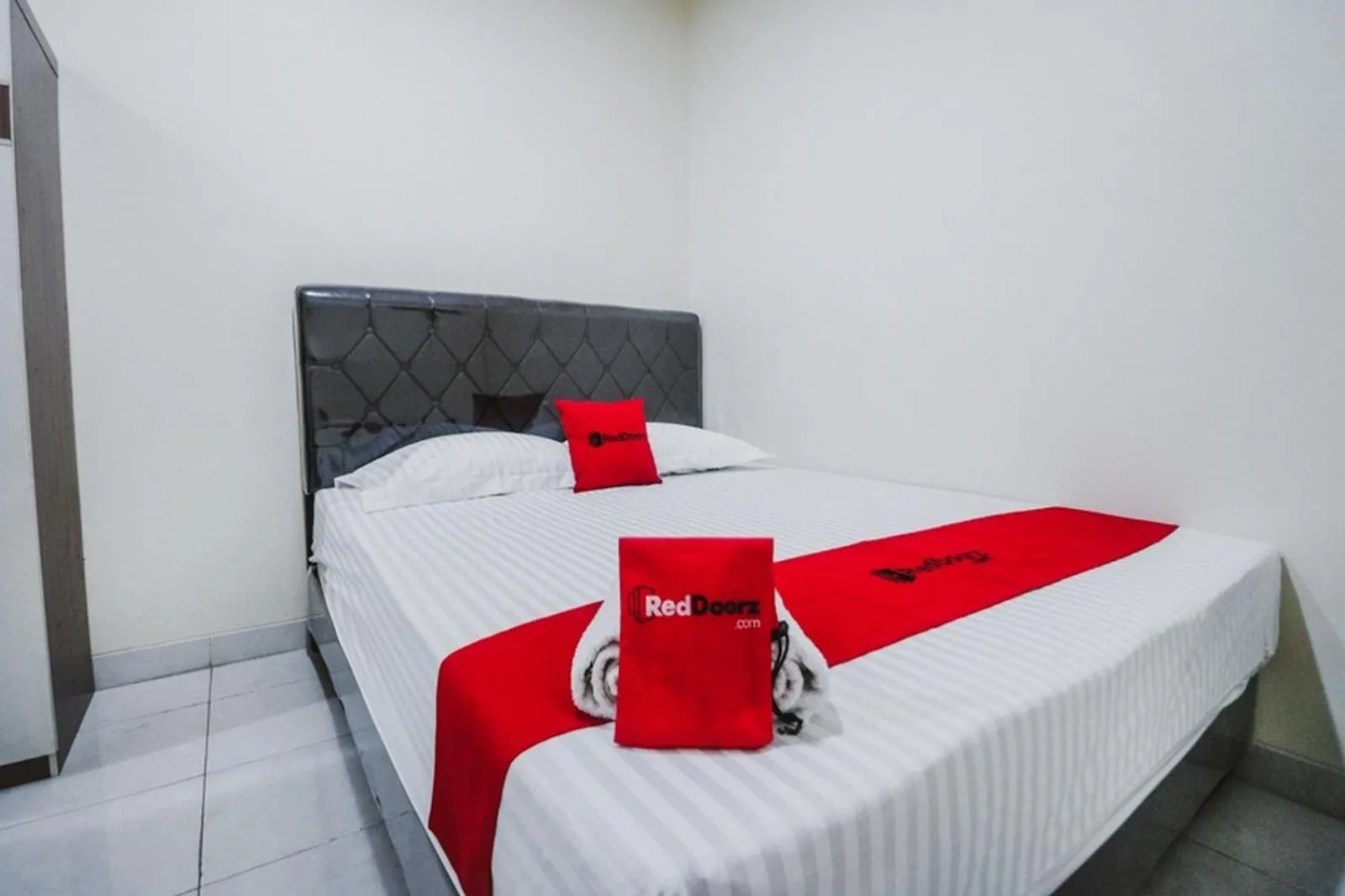 Bedroom, Bed in RedDoorz Plus near Semanggi