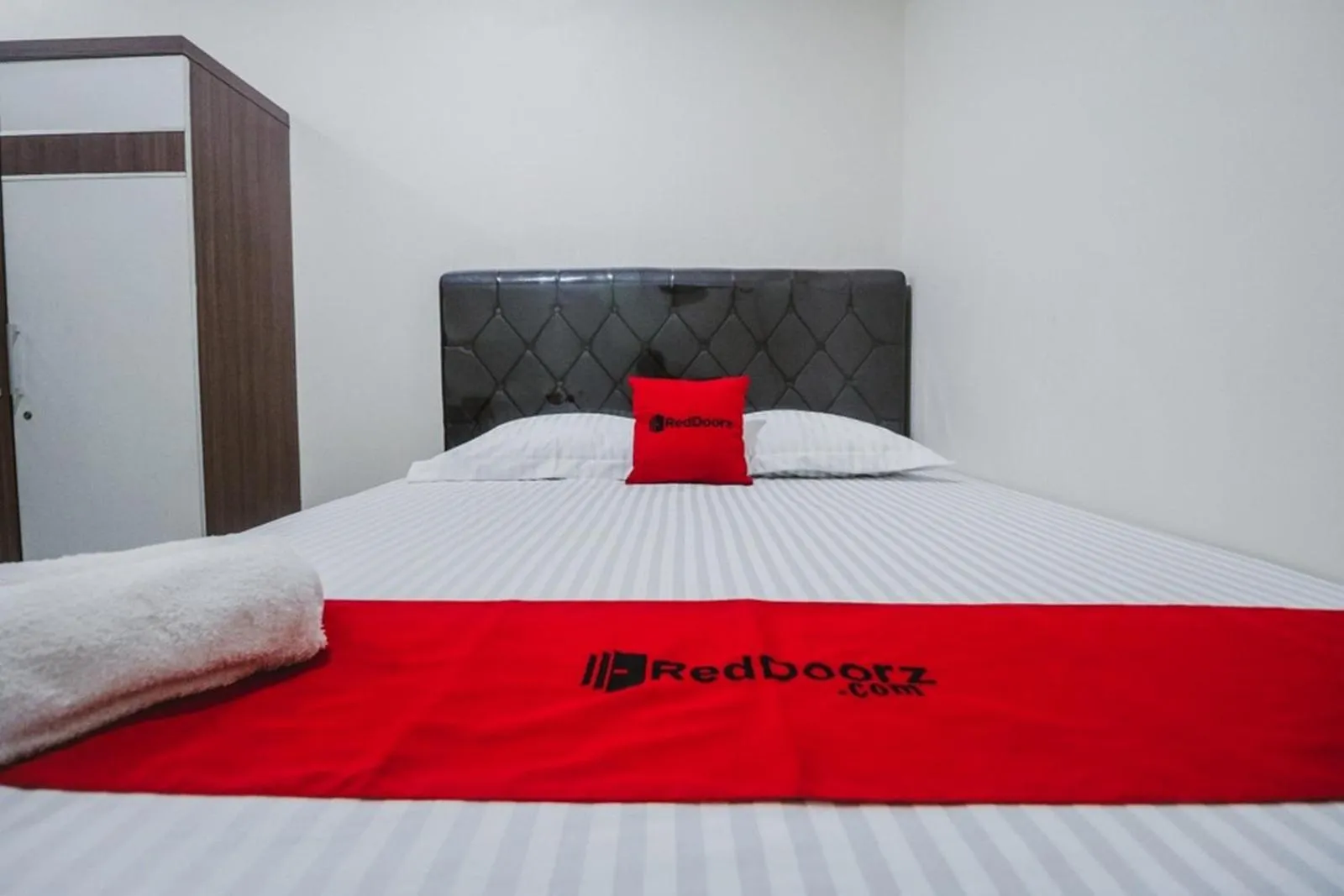 Bedroom, Bed in RedDoorz Plus near Semanggi