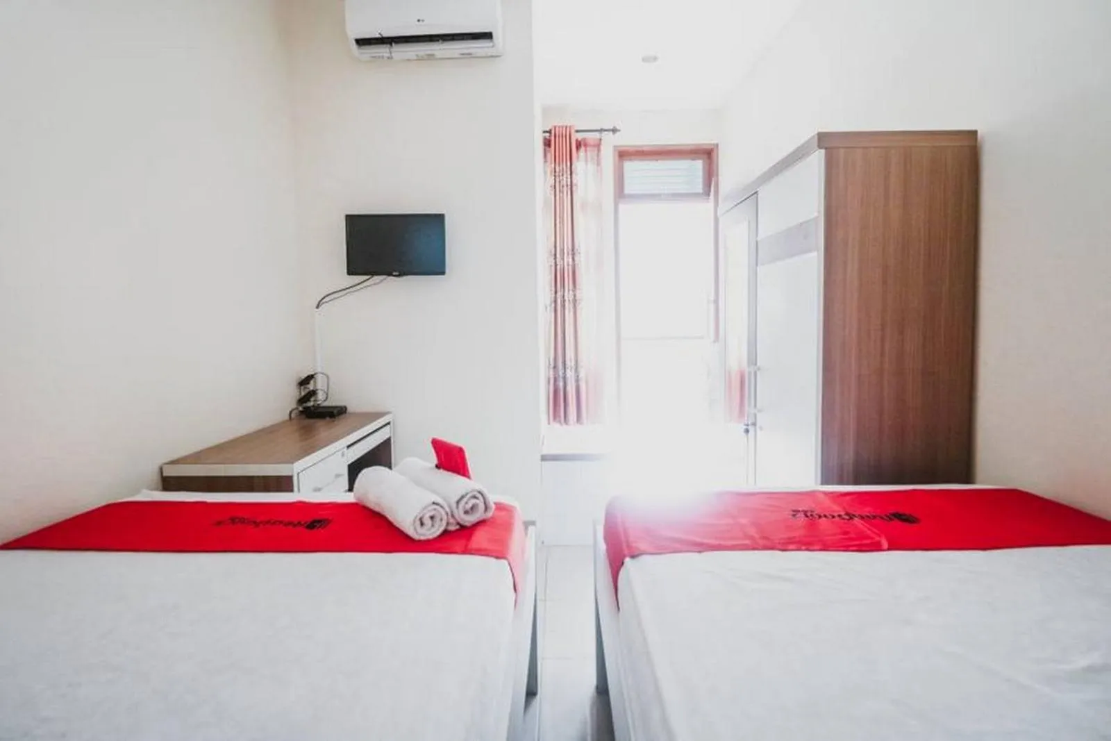 Bedroom, Bed in RedDoorz Plus near Semanggi