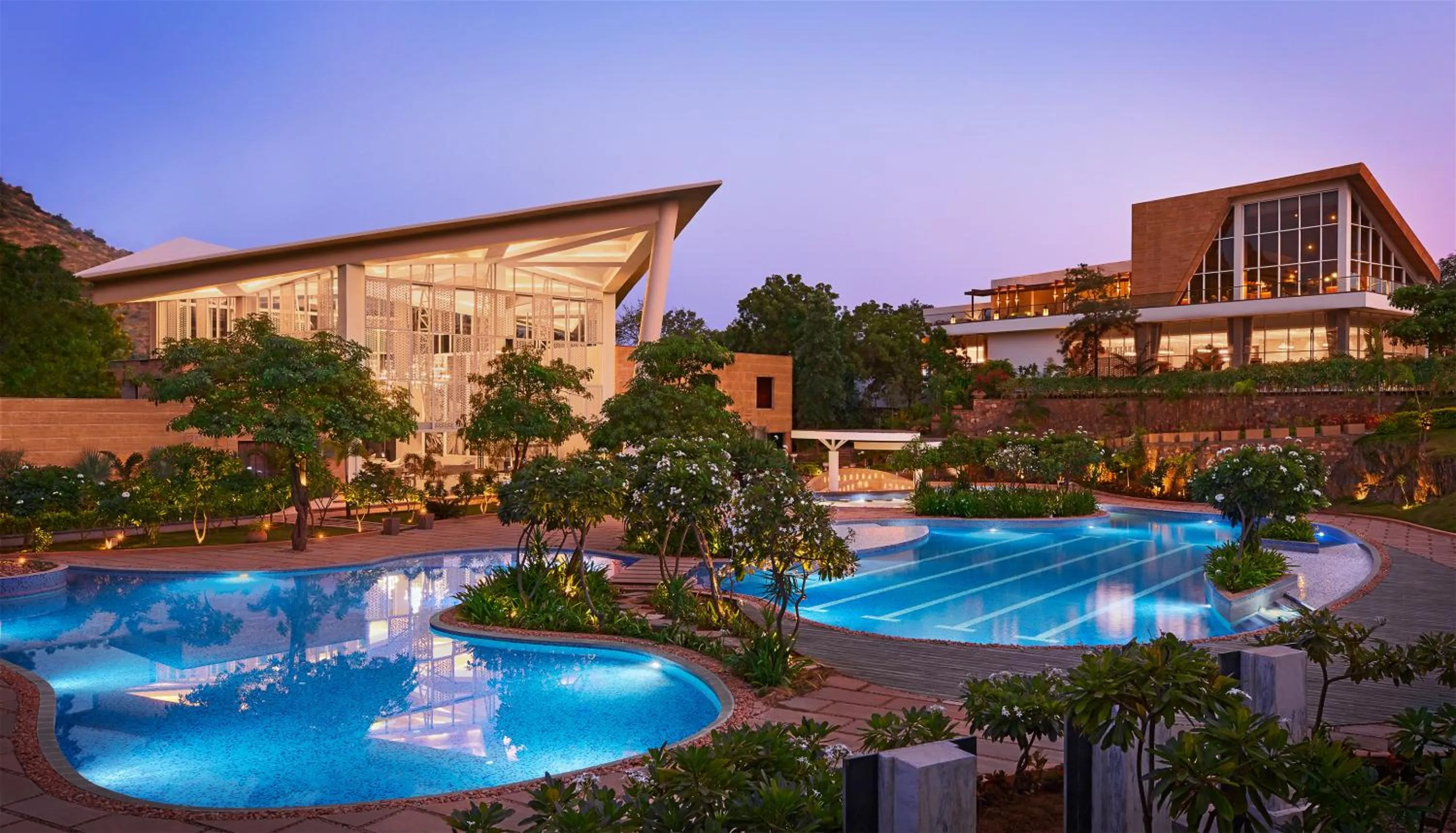 Swimming pool in Taj Aravali Resort & Spa Udaipur