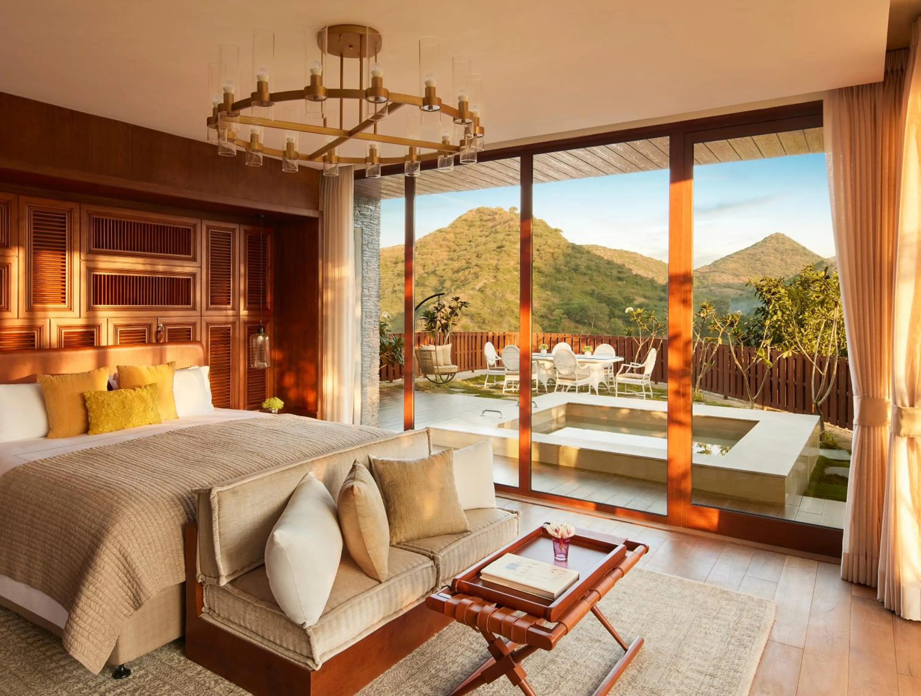 Living room, Bed in Taj Aravali Resort & Spa Udaipur