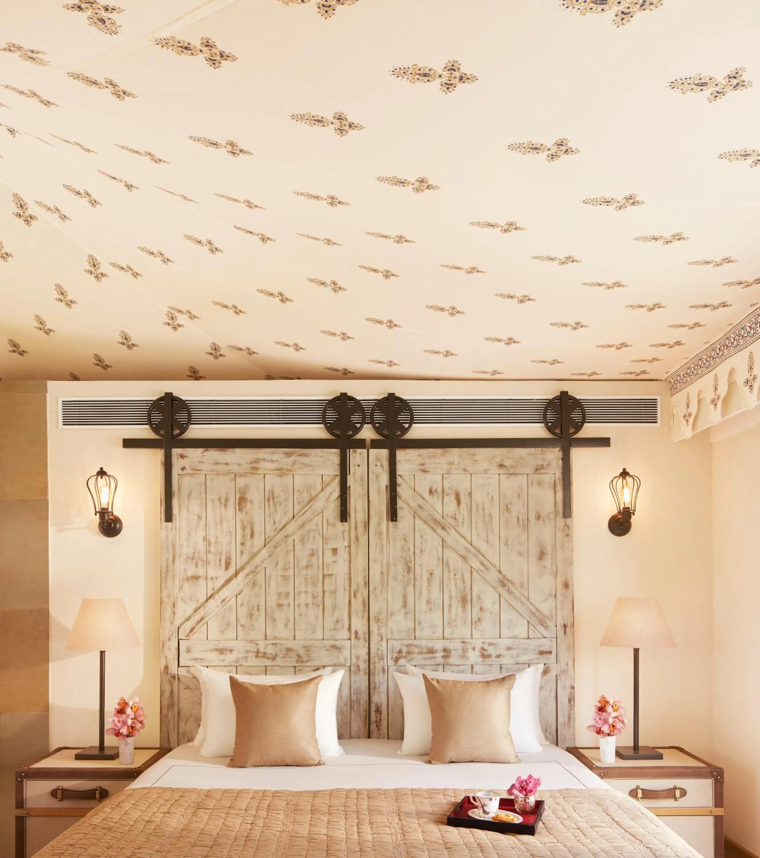 Bed in Taj Aravali Resort & Spa Udaipur