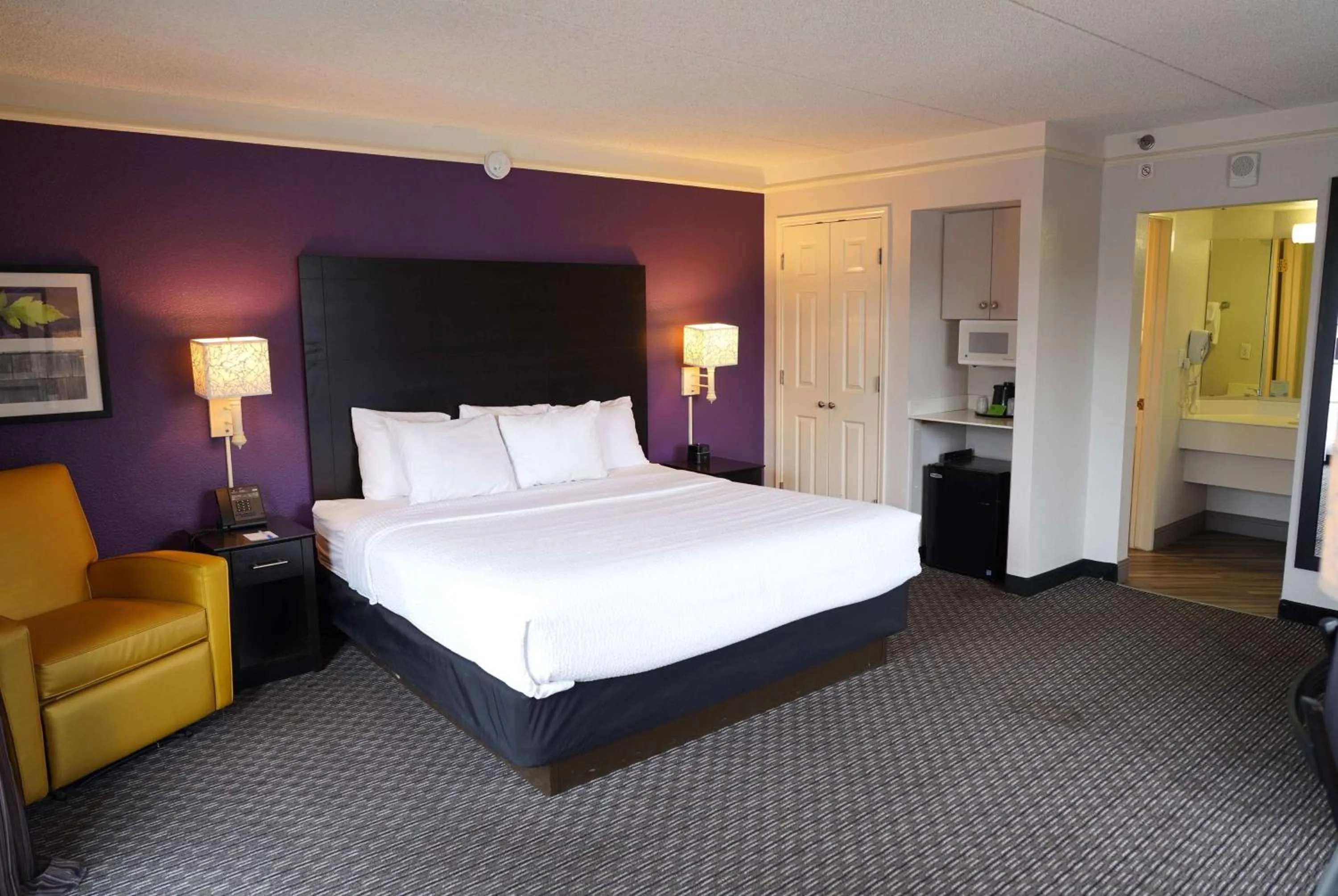 Photo of the whole room, Bed in La Quinta Inn by Wyndham Fresno Yosemite