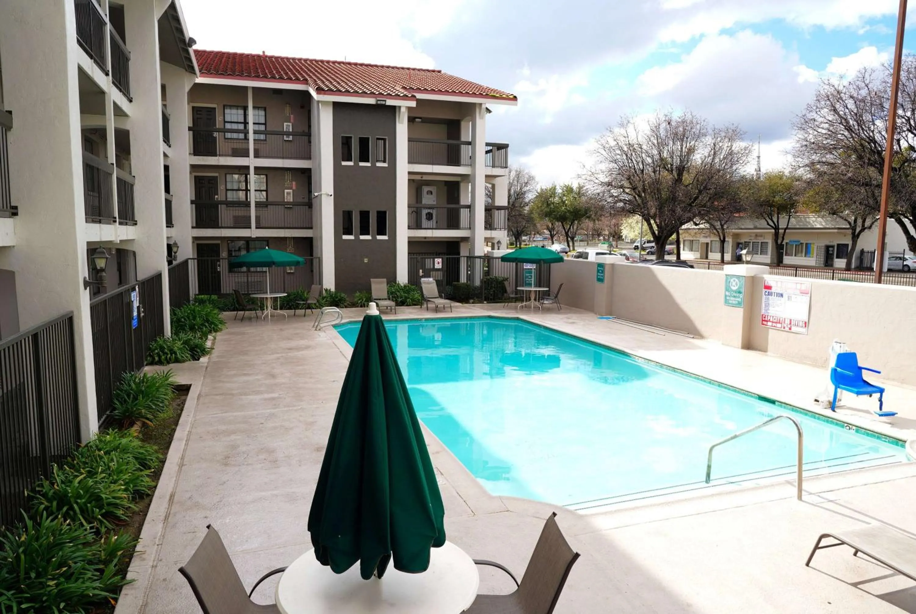 Pool view in La Quinta Inn by Wyndham Fresno Yosemite