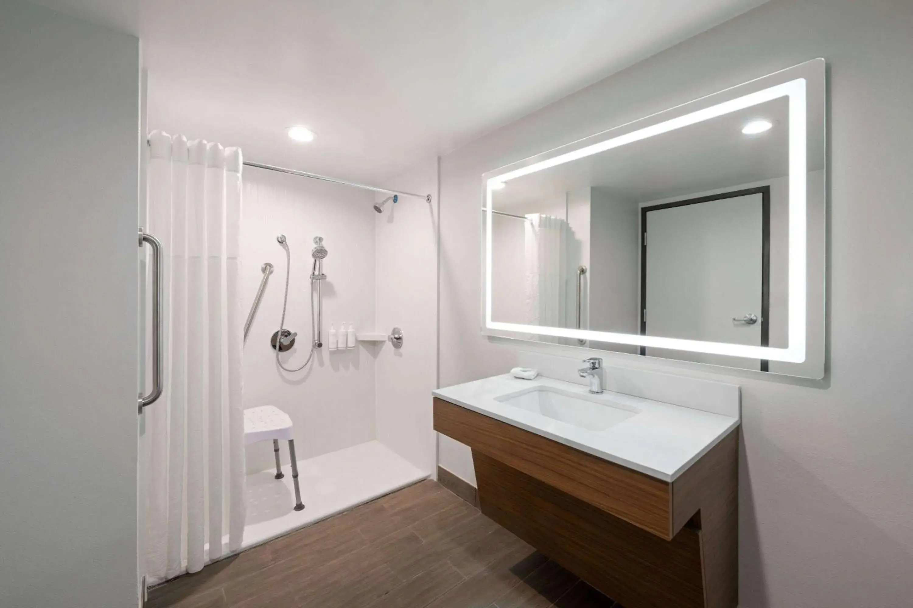 King Room with Bath Tub - Mobility Accessible/Non-Smoking in La Quinta Inn by Wyndham San Diego - Miramar King Room with Bath Tub - Mobility Accessible/Non-Smoking in La Quinta Inn by Wyndham San Diego - Miramar