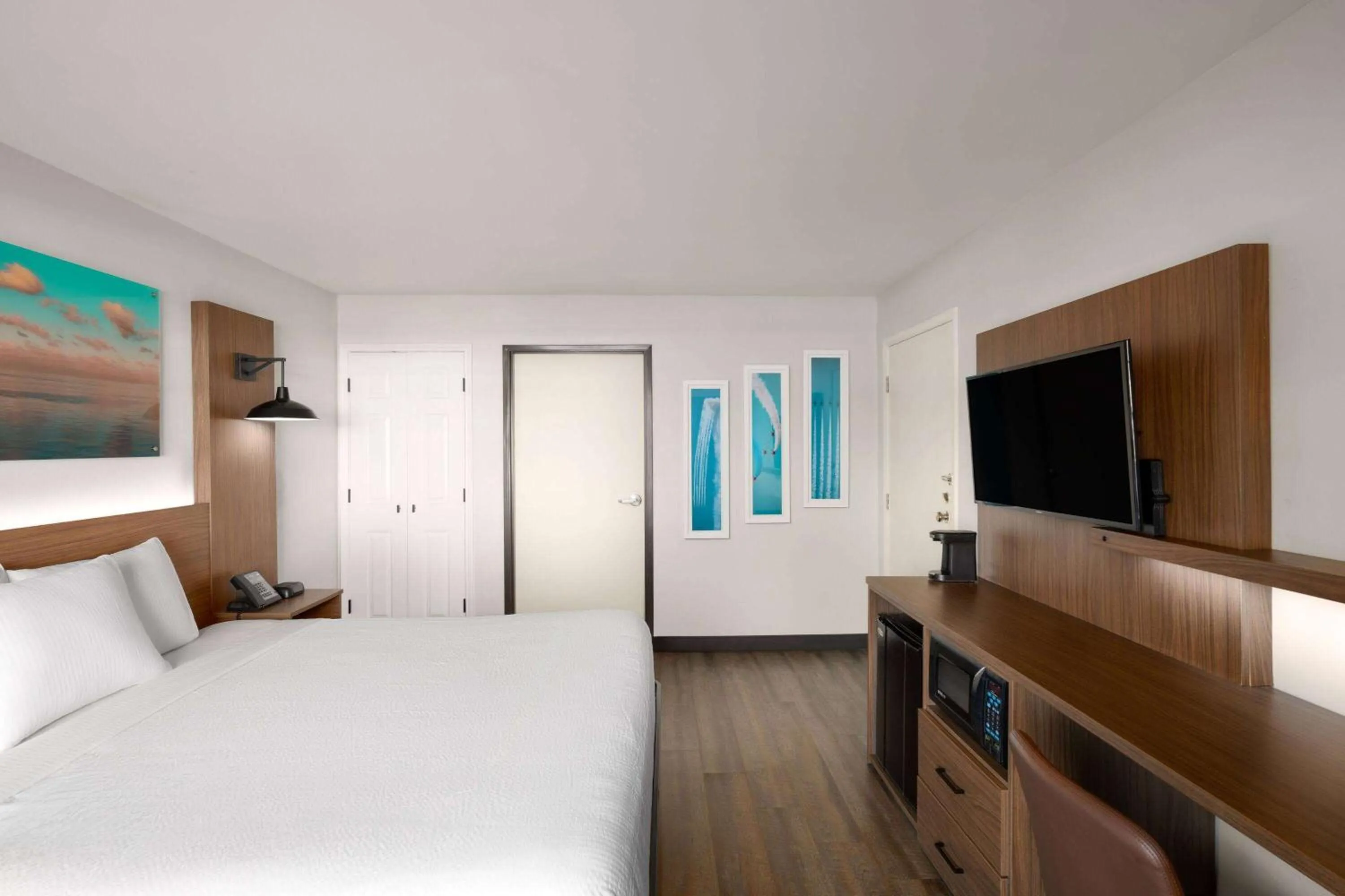 Photo of the whole room, Bed in La Quinta Inn by Wyndham San Diego - Miramar