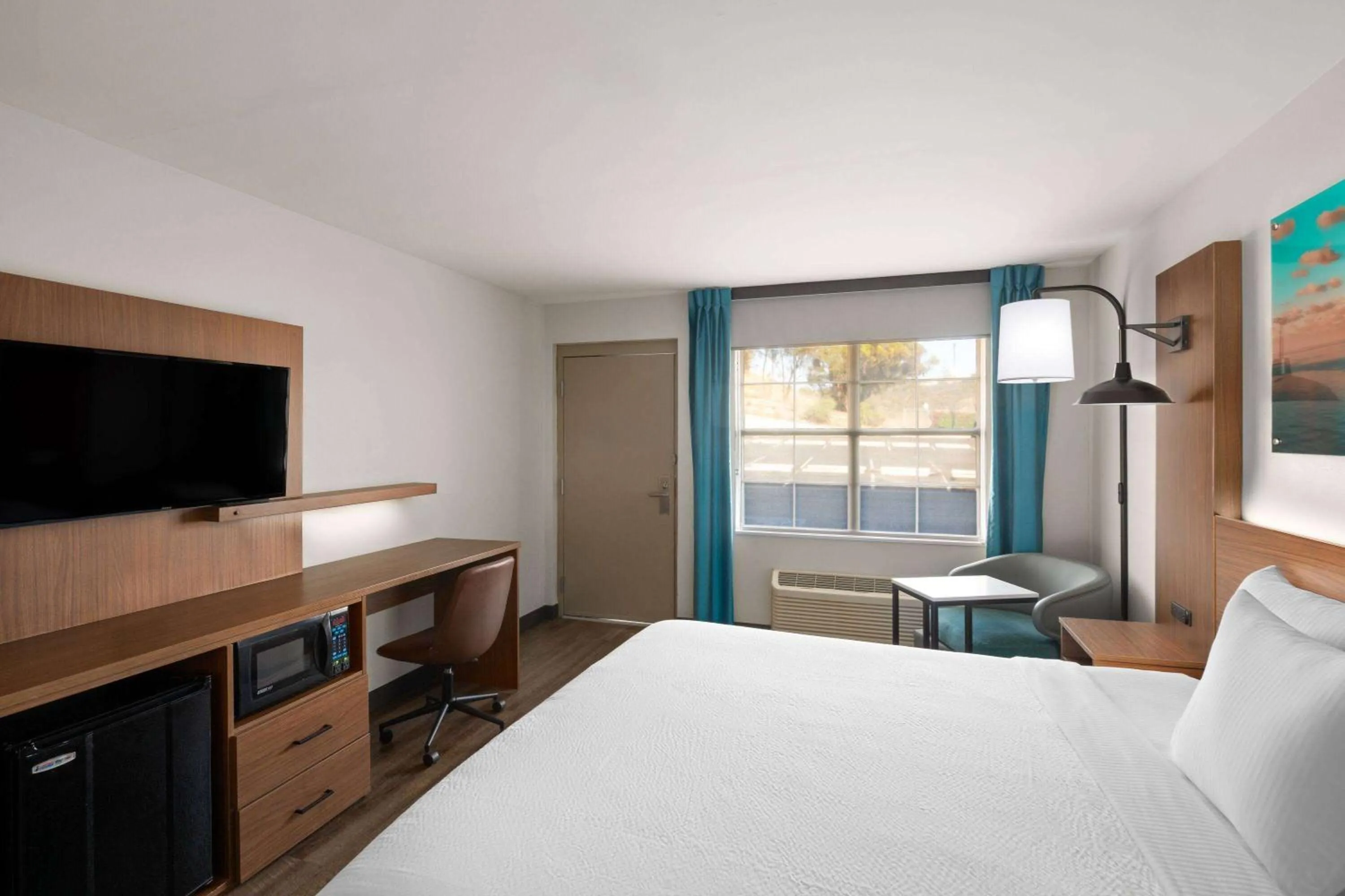 Photo of the whole room, Bed in La Quinta Inn by Wyndham San Diego - Miramar