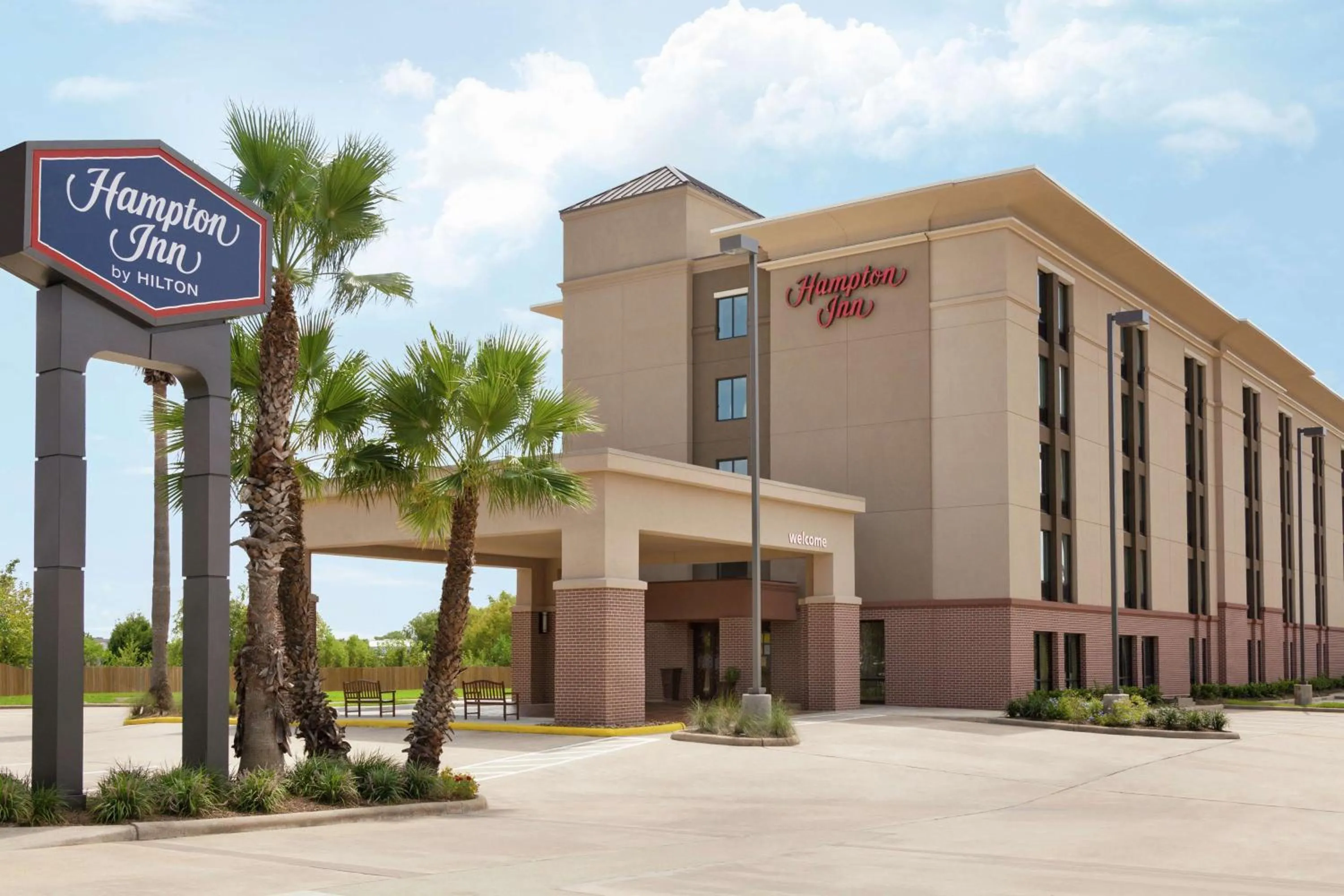 Property building in Hampton Inn Houston Hobby Airport
