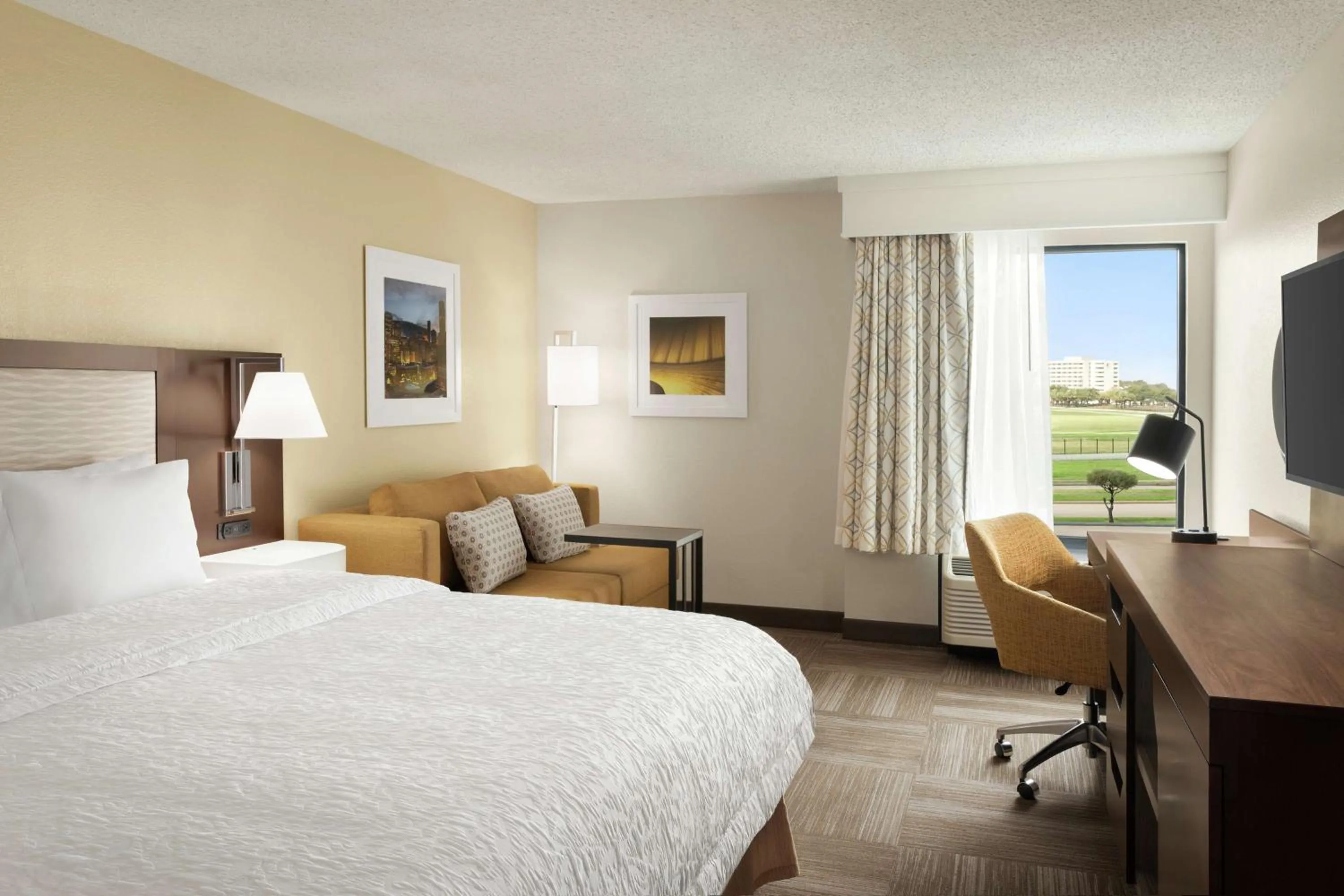 Photo of the whole room, Bed in Hampton Inn Houston Hobby Airport