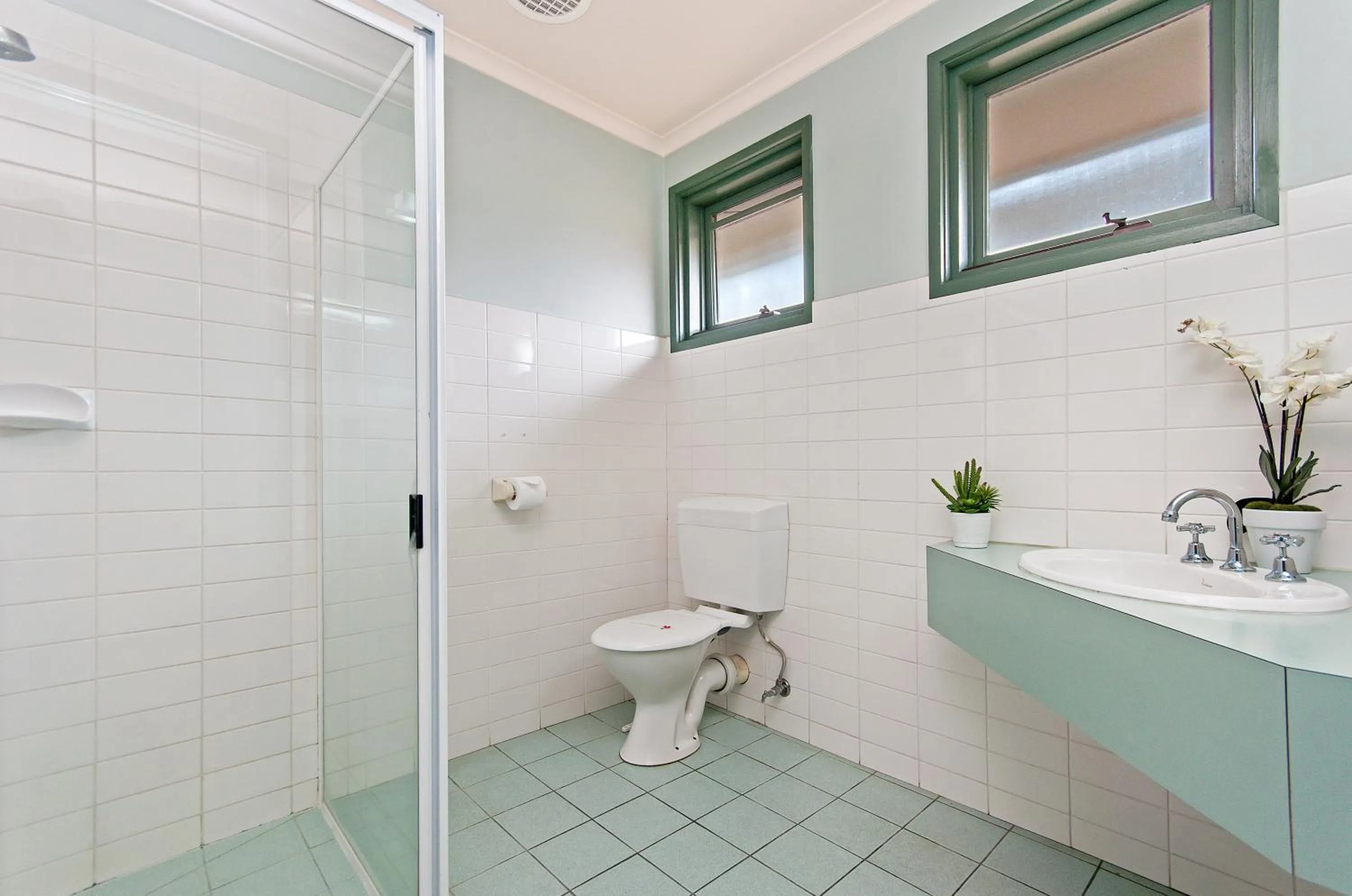 Bathroom in Melaleuca Motel