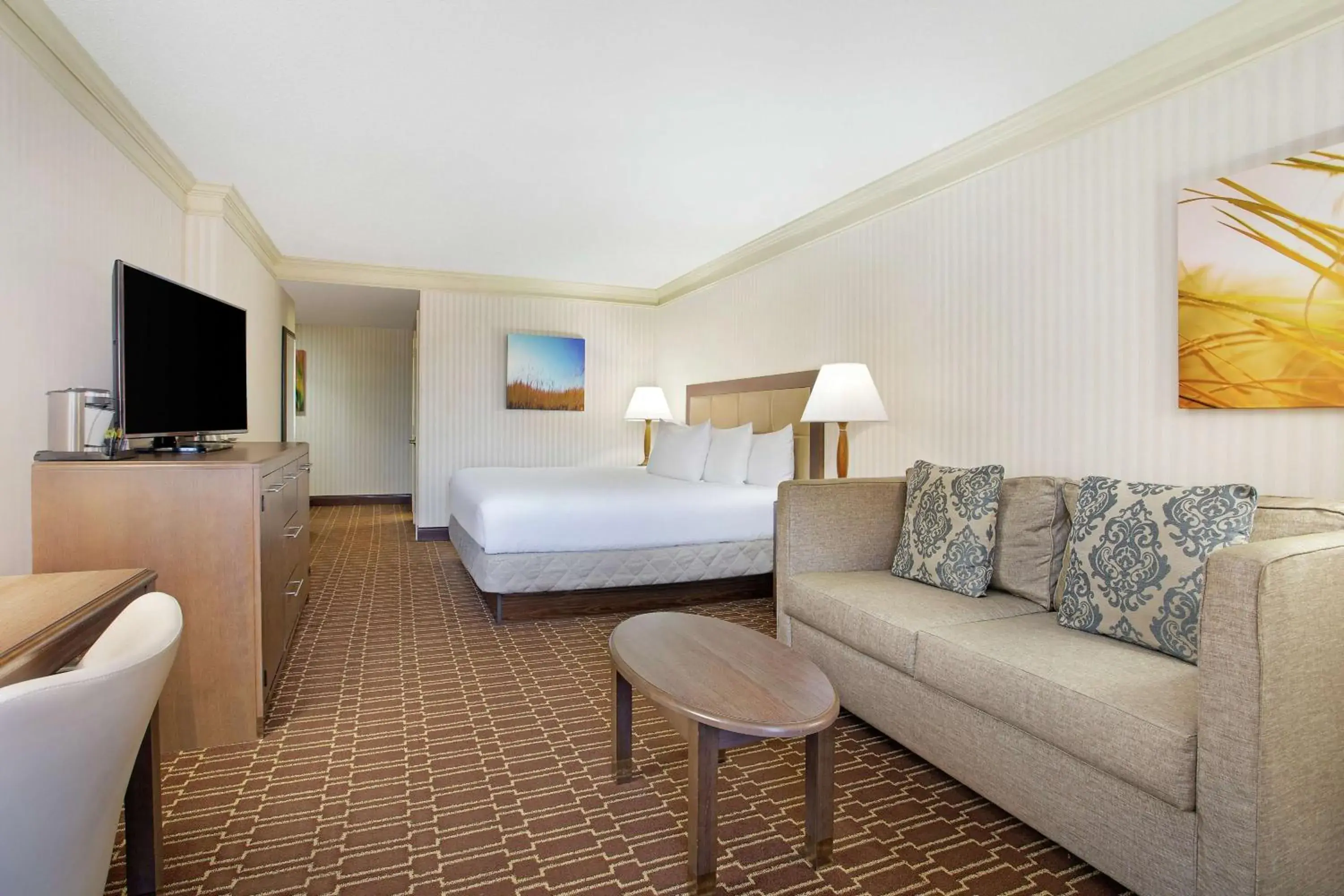 Corner King Room with Sofa Bed in Hilton Jackson Corner King Room with Sofa Bed in Hilton Jackson