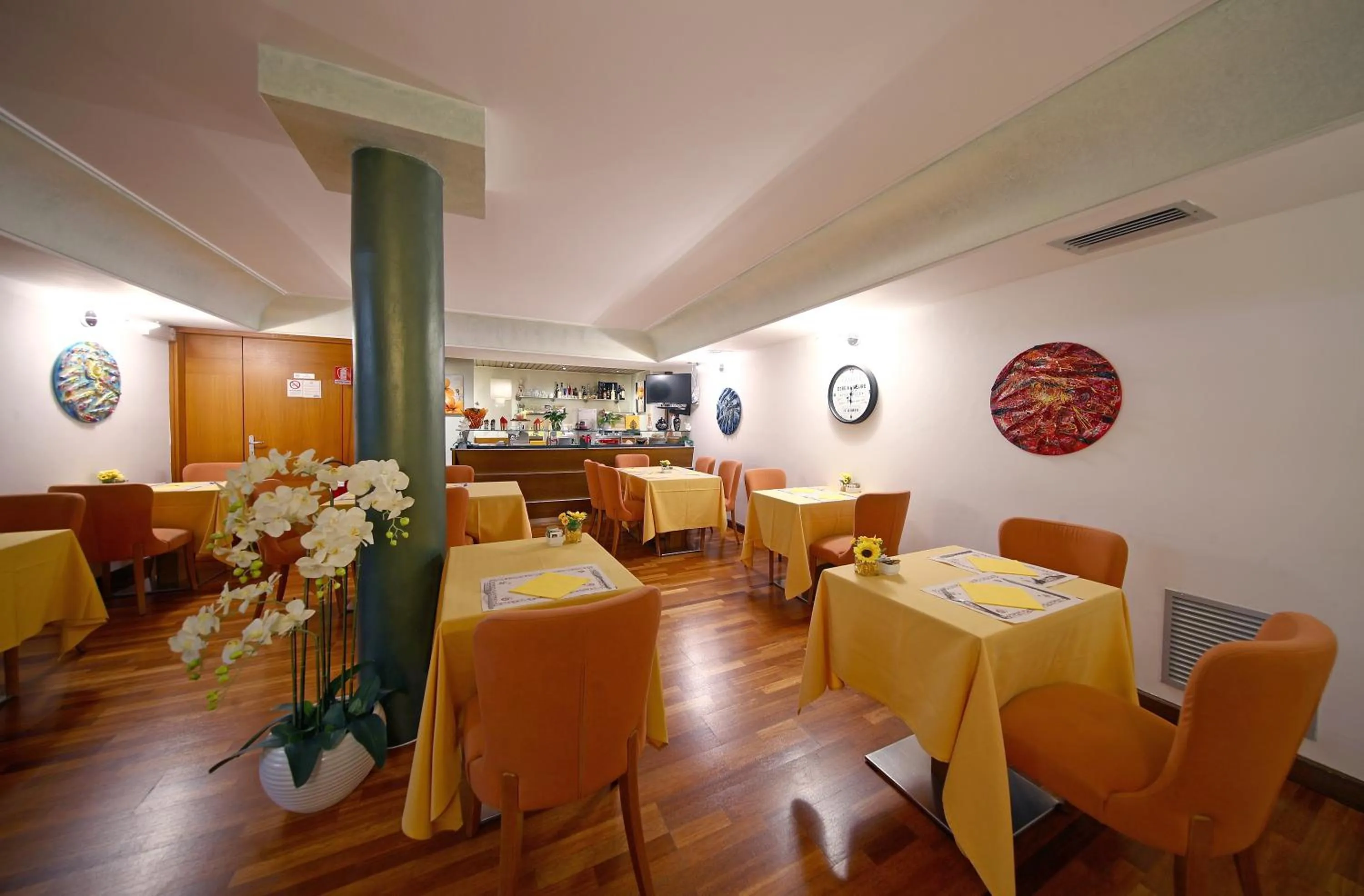 Restaurant/places to eat in HR Hotel