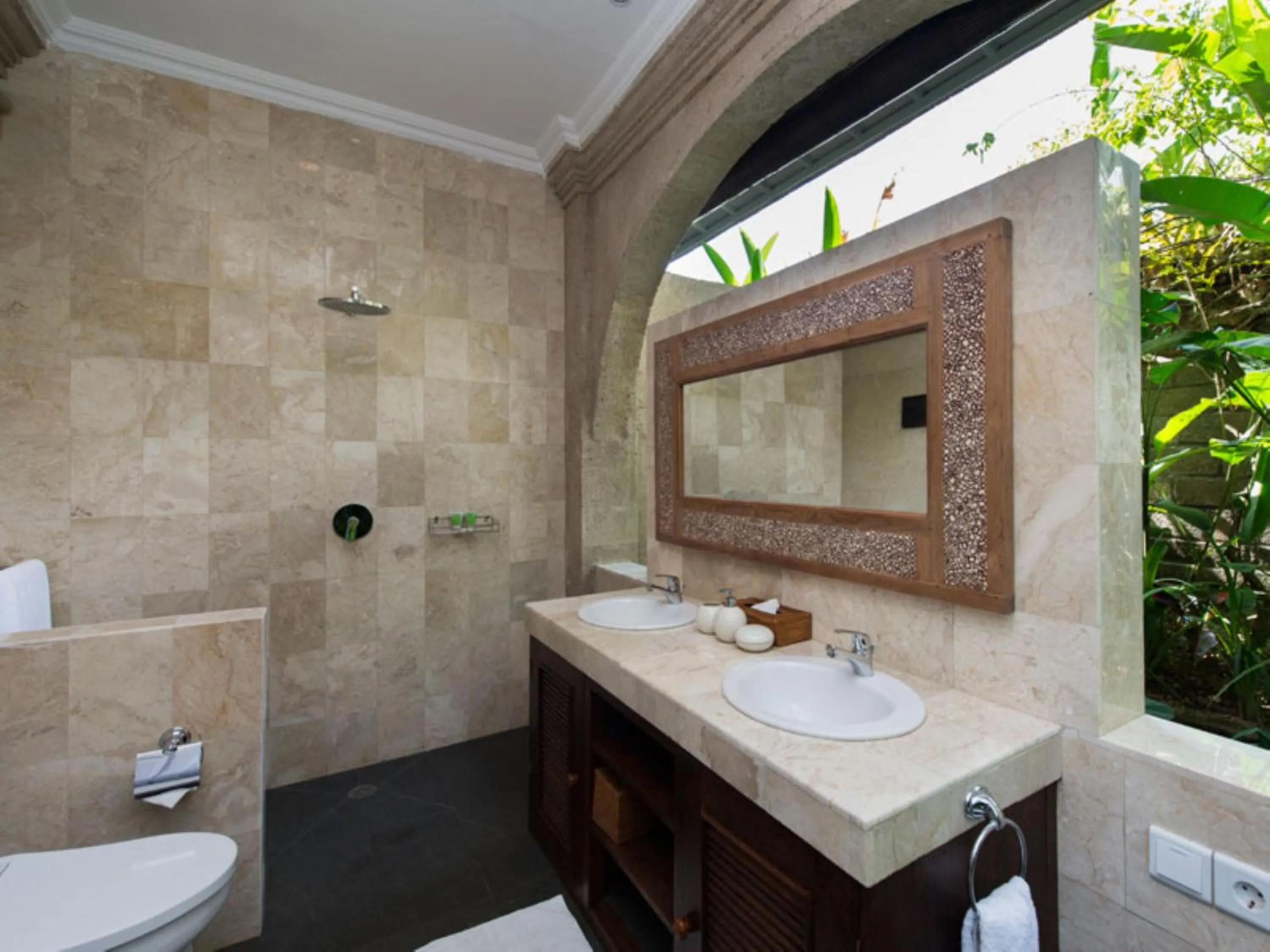 Toilet in Anyar Estate