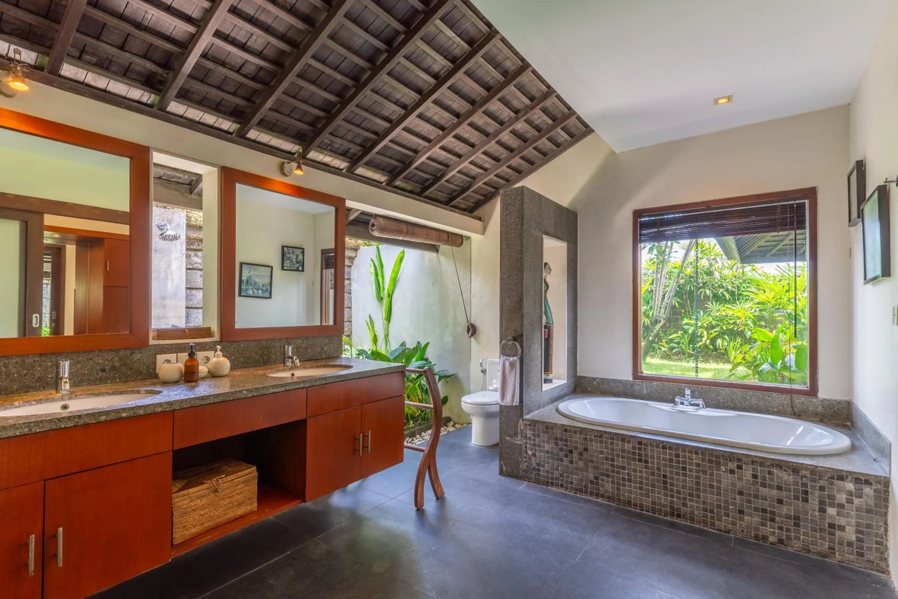 Toilet in Anyar Estate