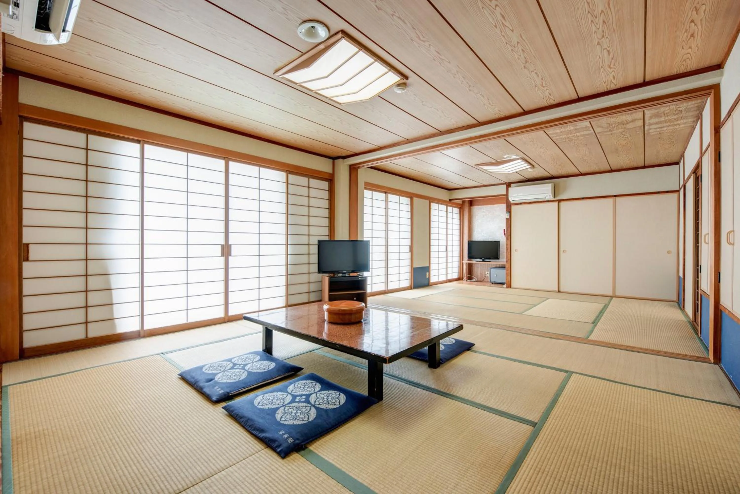 Photo of the whole room in Suisenkaku