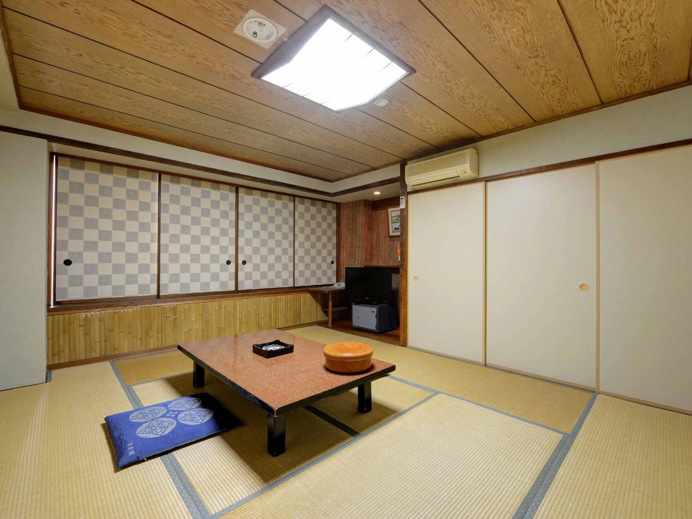 Photo of the whole room in Suisenkaku