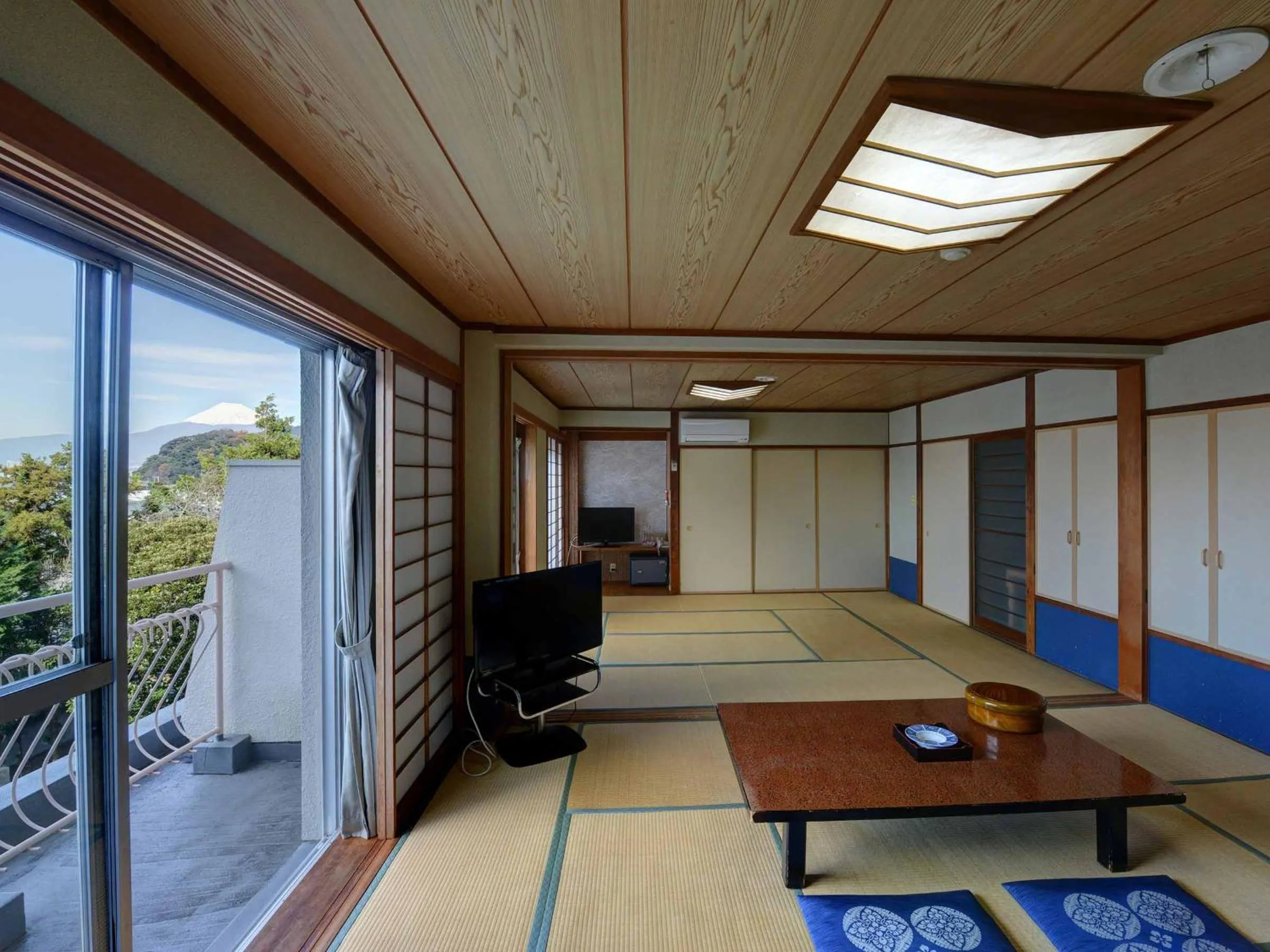 Photo of the whole room in Suisenkaku