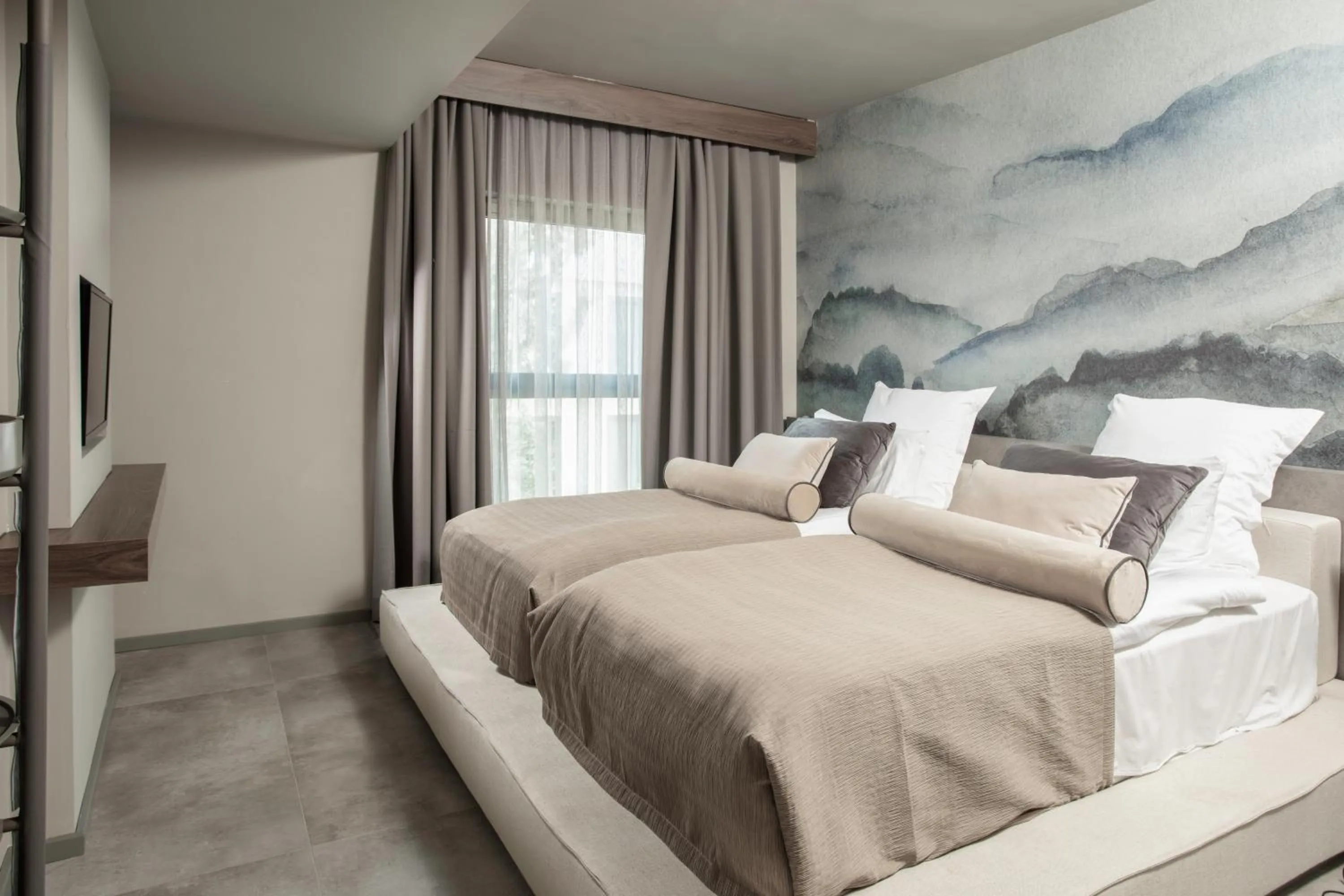 Bedroom, Bed in Paloma Finesse Side