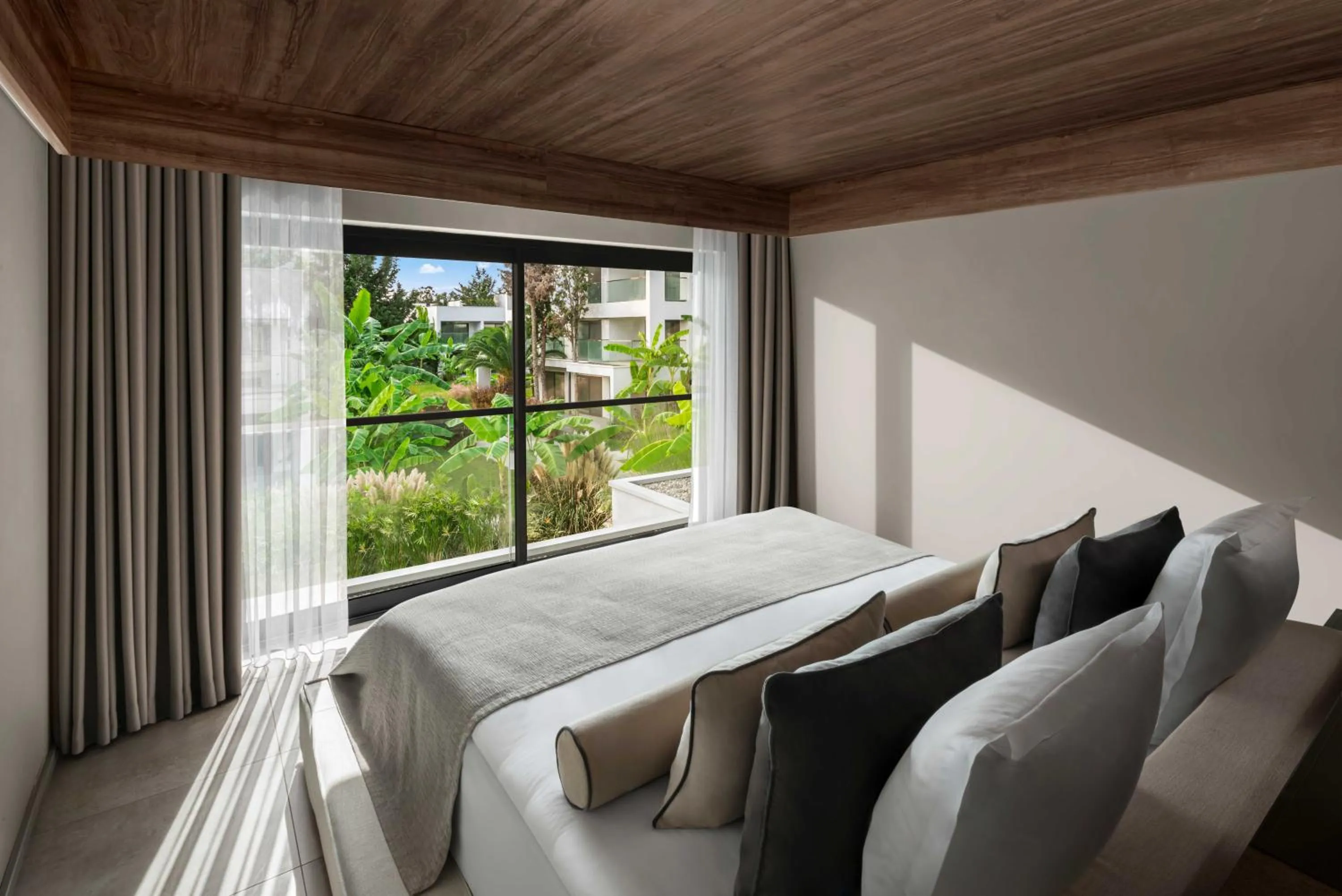 Bedroom, Bed in Paloma Finesse Side