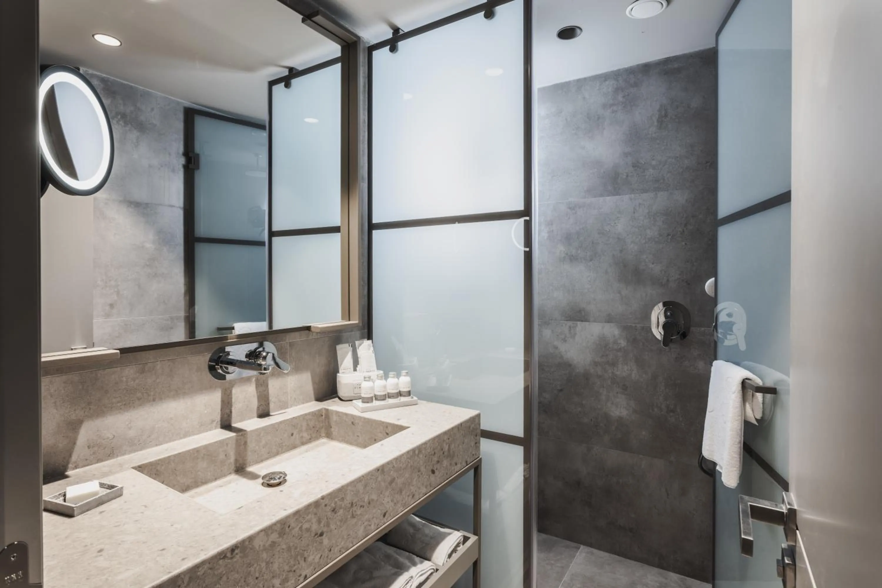 Shower in Paloma Finesse Side