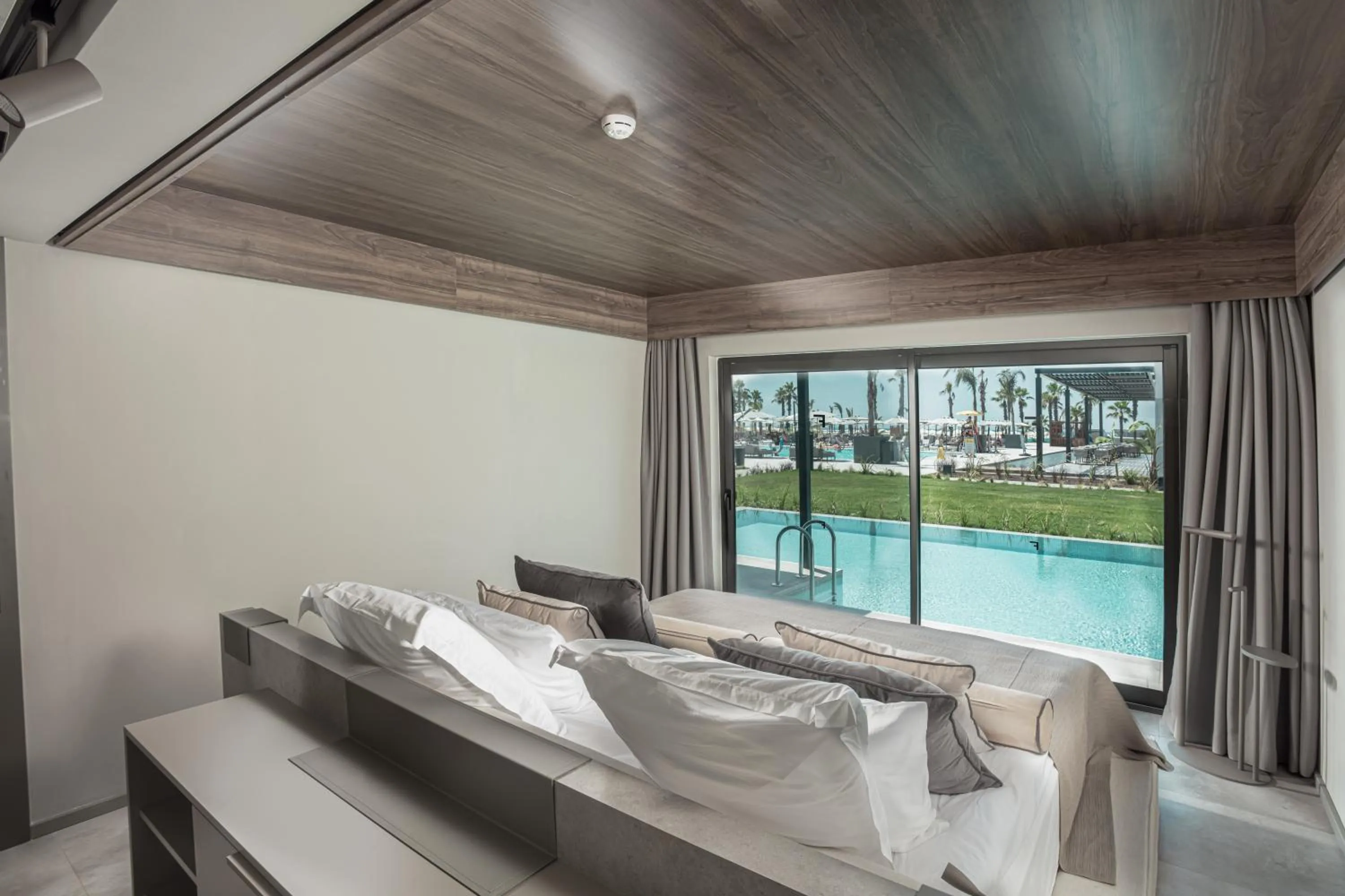 Bed in Paloma Finesse Side