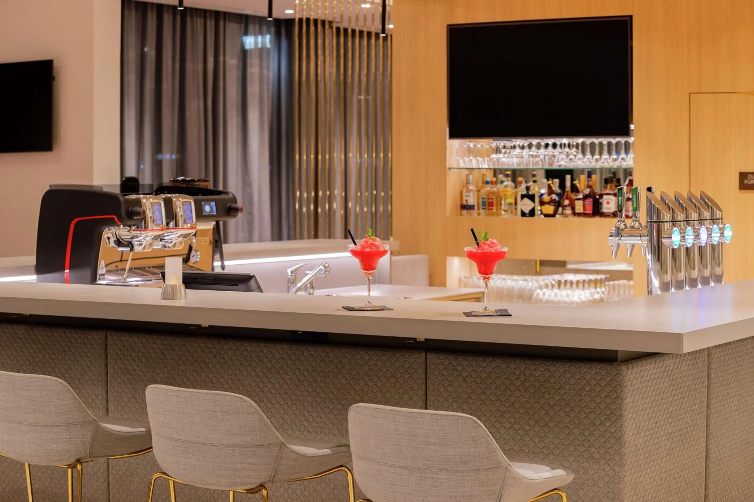 Lounge or bar in Hilton Garden Inn Wiener Neustadt