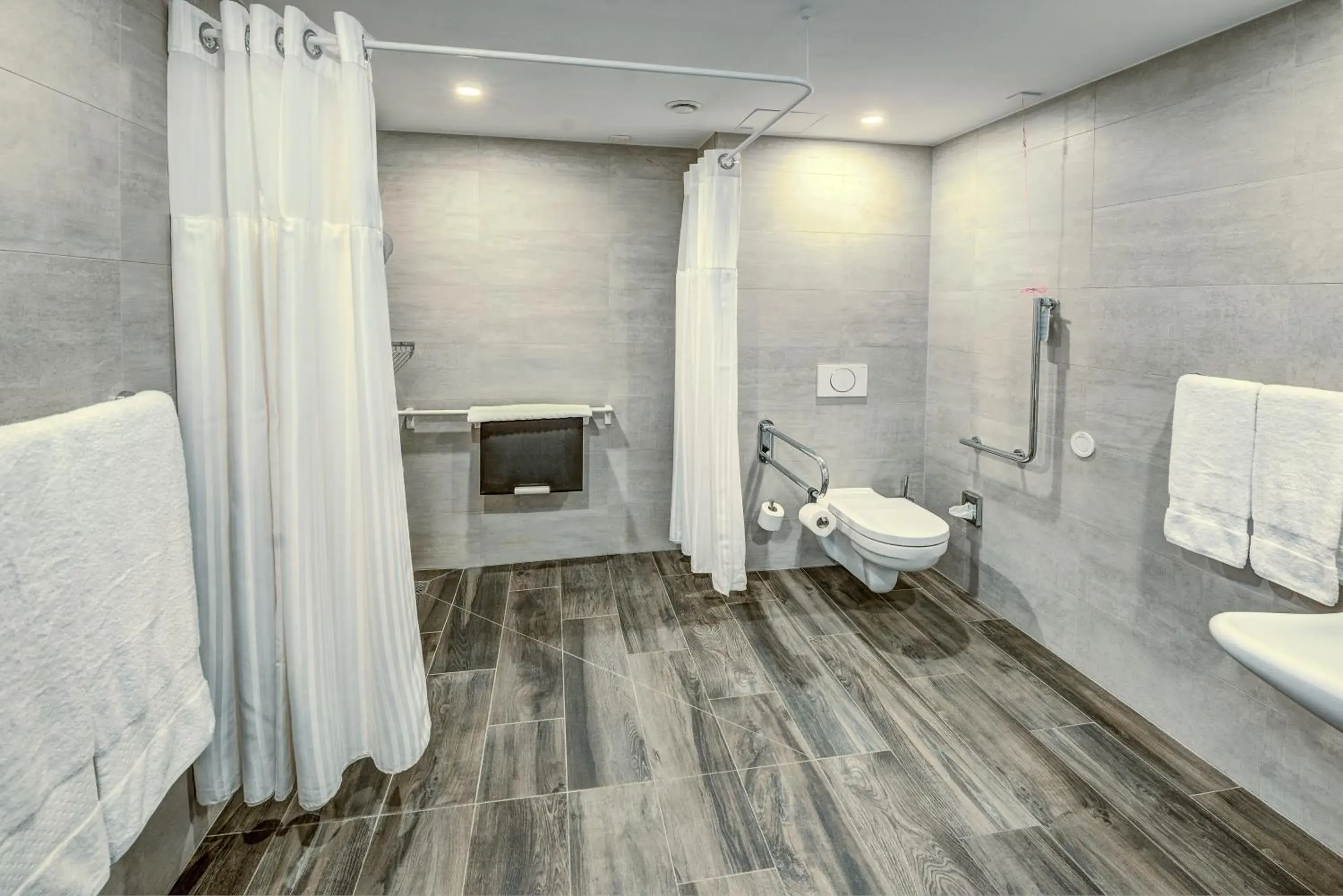 Queen Room - Mobility Access in Hilton Garden Inn Wiener Neustadt Queen Room - Mobility Access in Hilton Garden Inn Wiener Neustadt