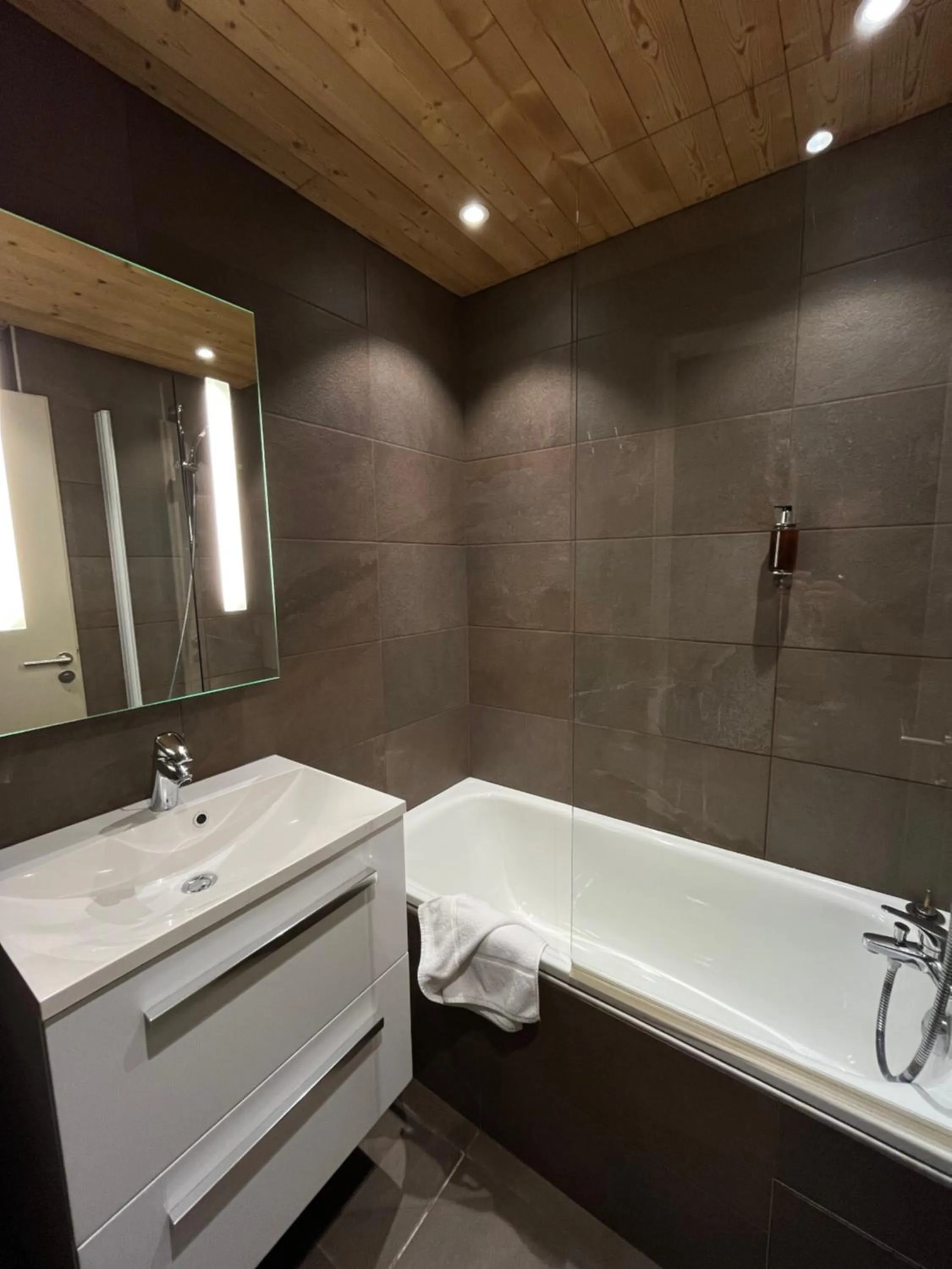 Bathroom in Hillary Hotel