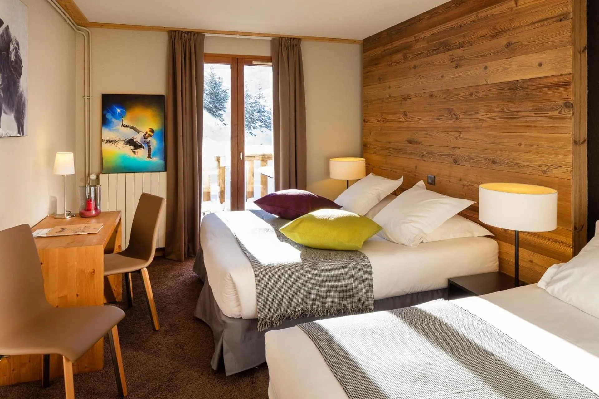 Photo of the whole room, Bed in Hillary Hotel