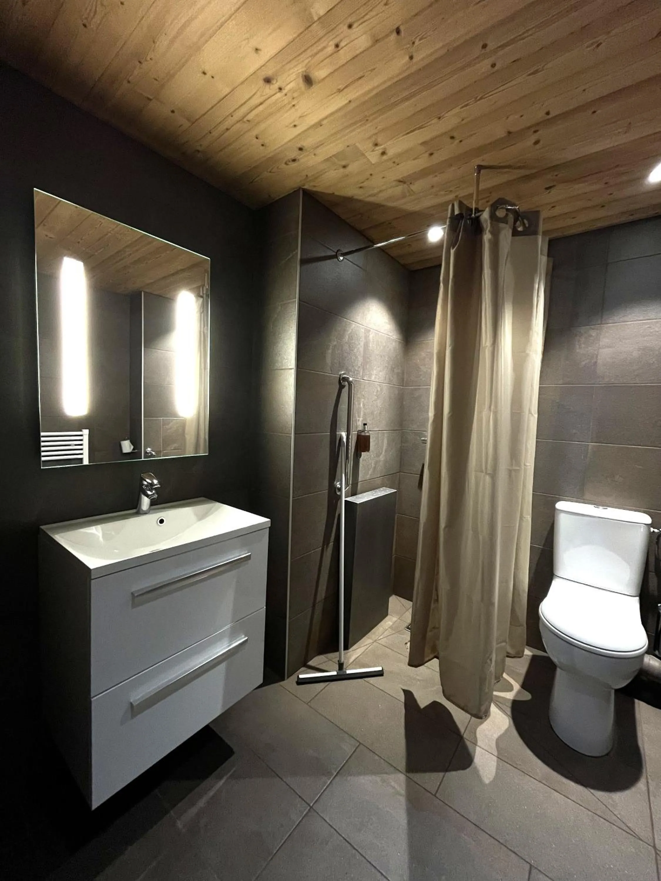 Shower in Hillary Hotel