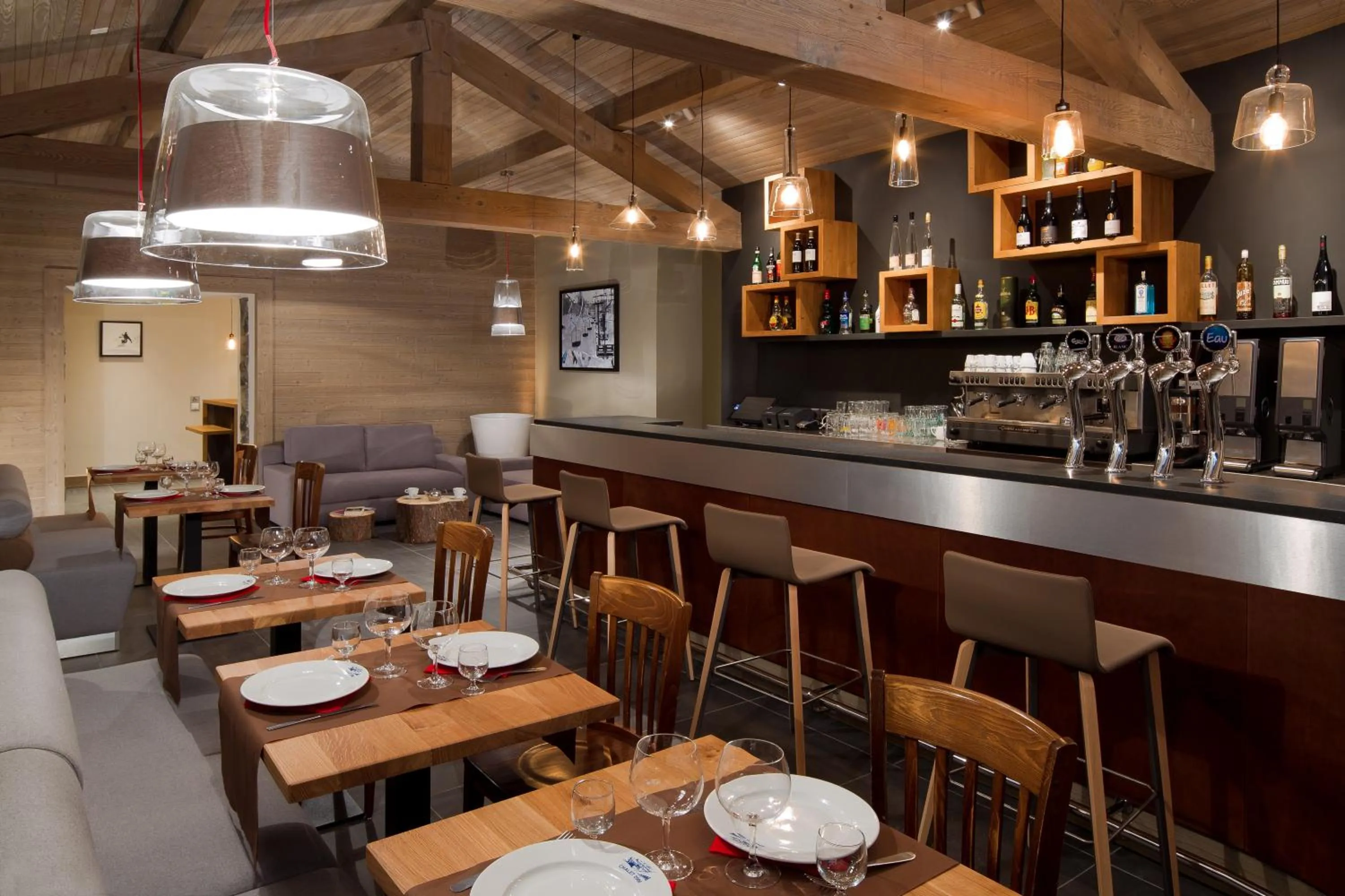 Restaurant/places to eat in Hillary Hotel