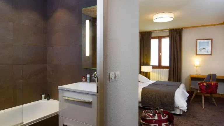 Bathroom, Bed in Hillary Hotel