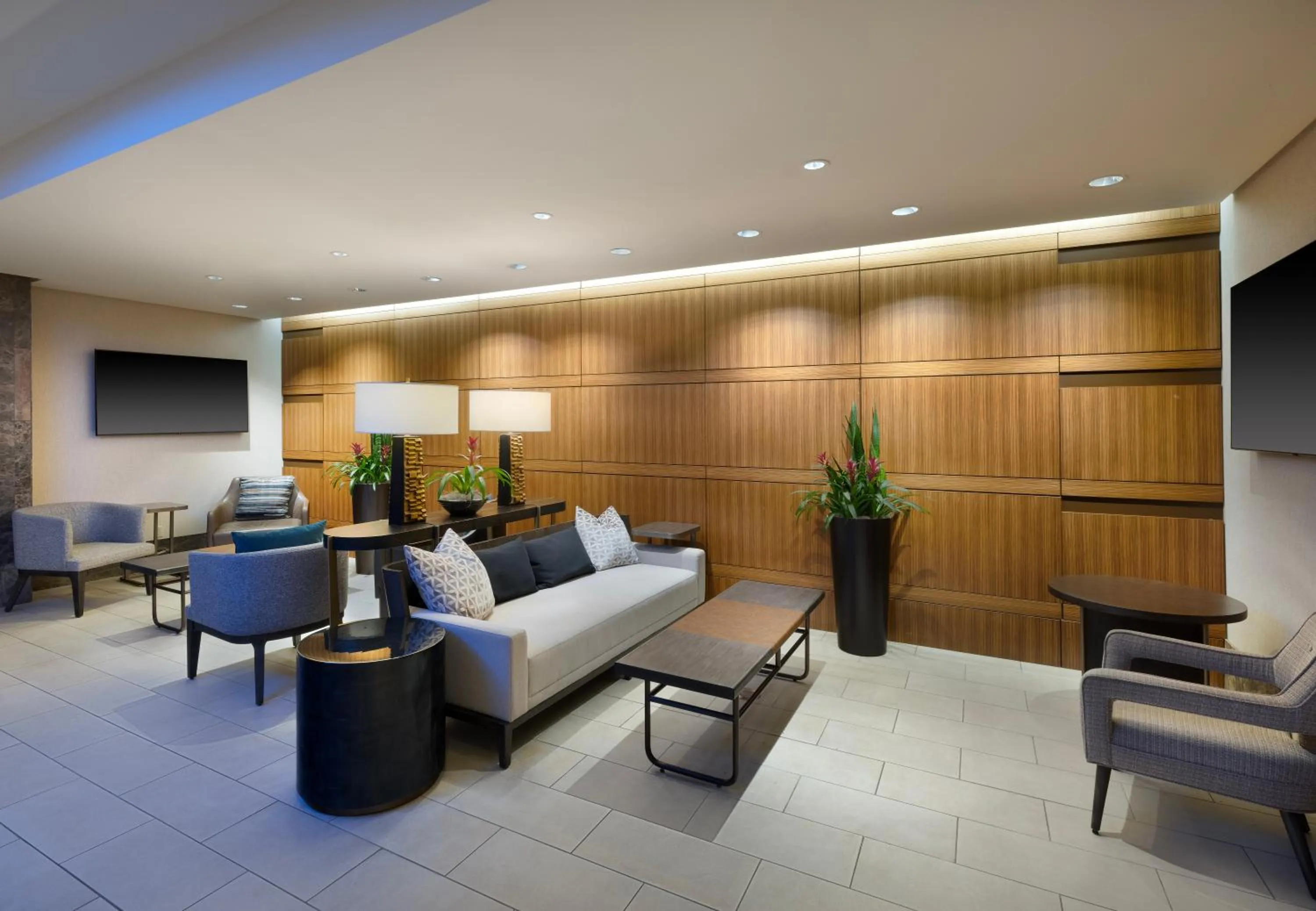 Seating area in Hilton Indianapolis Hotel & Suites