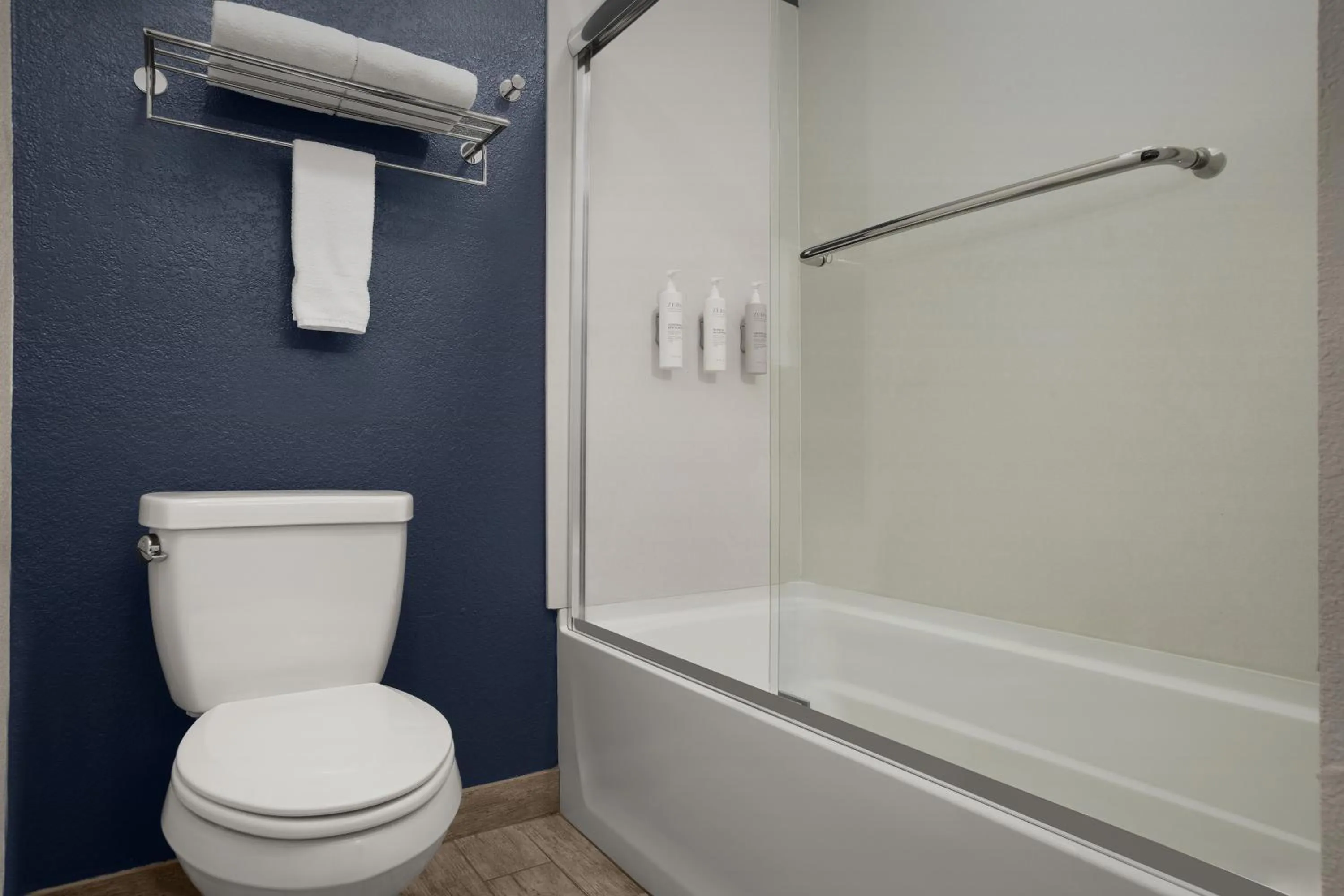 Bathroom in La Quinta by Wyndham San Jose Airport