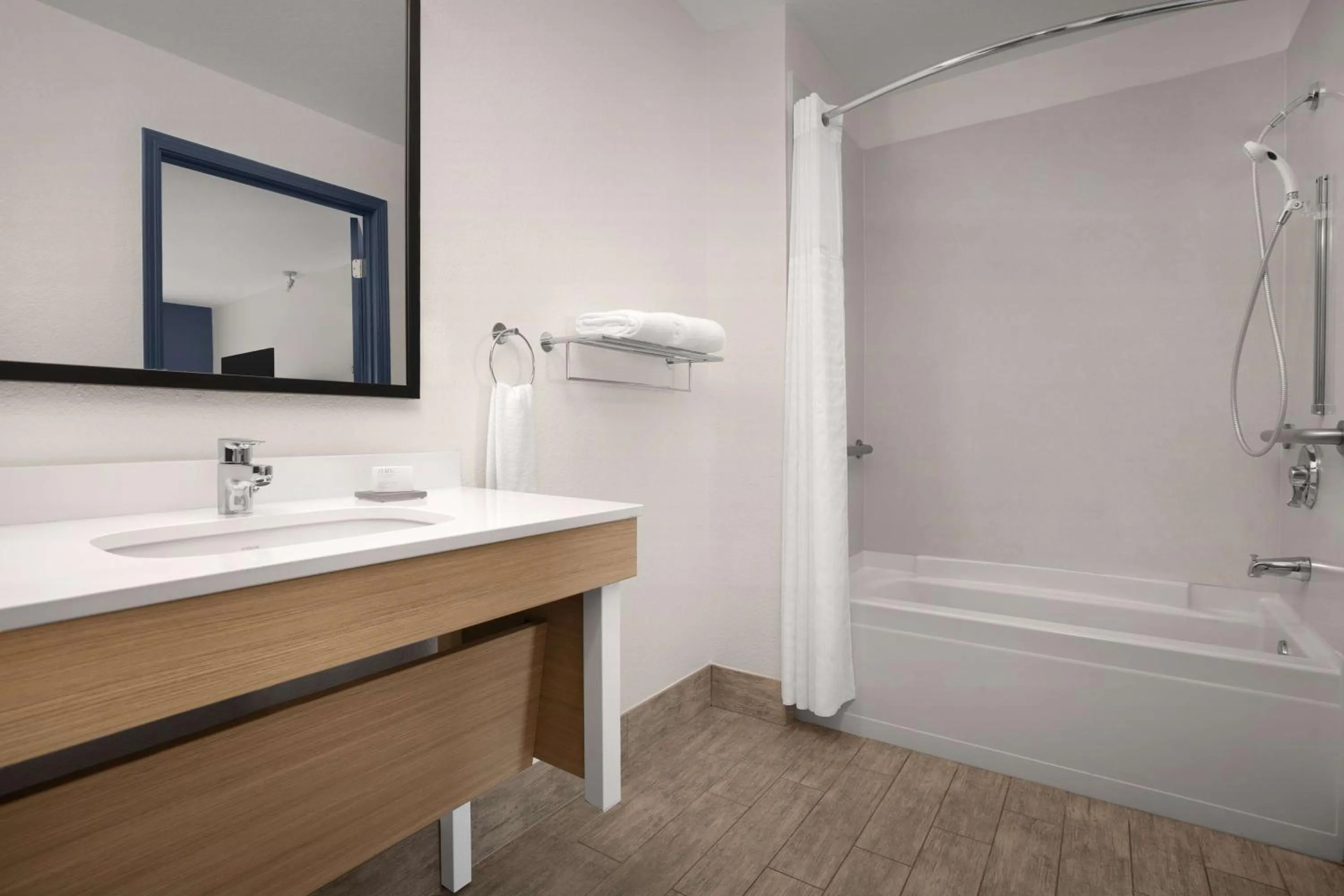 Bathroom in La Quinta by Wyndham San Jose Airport