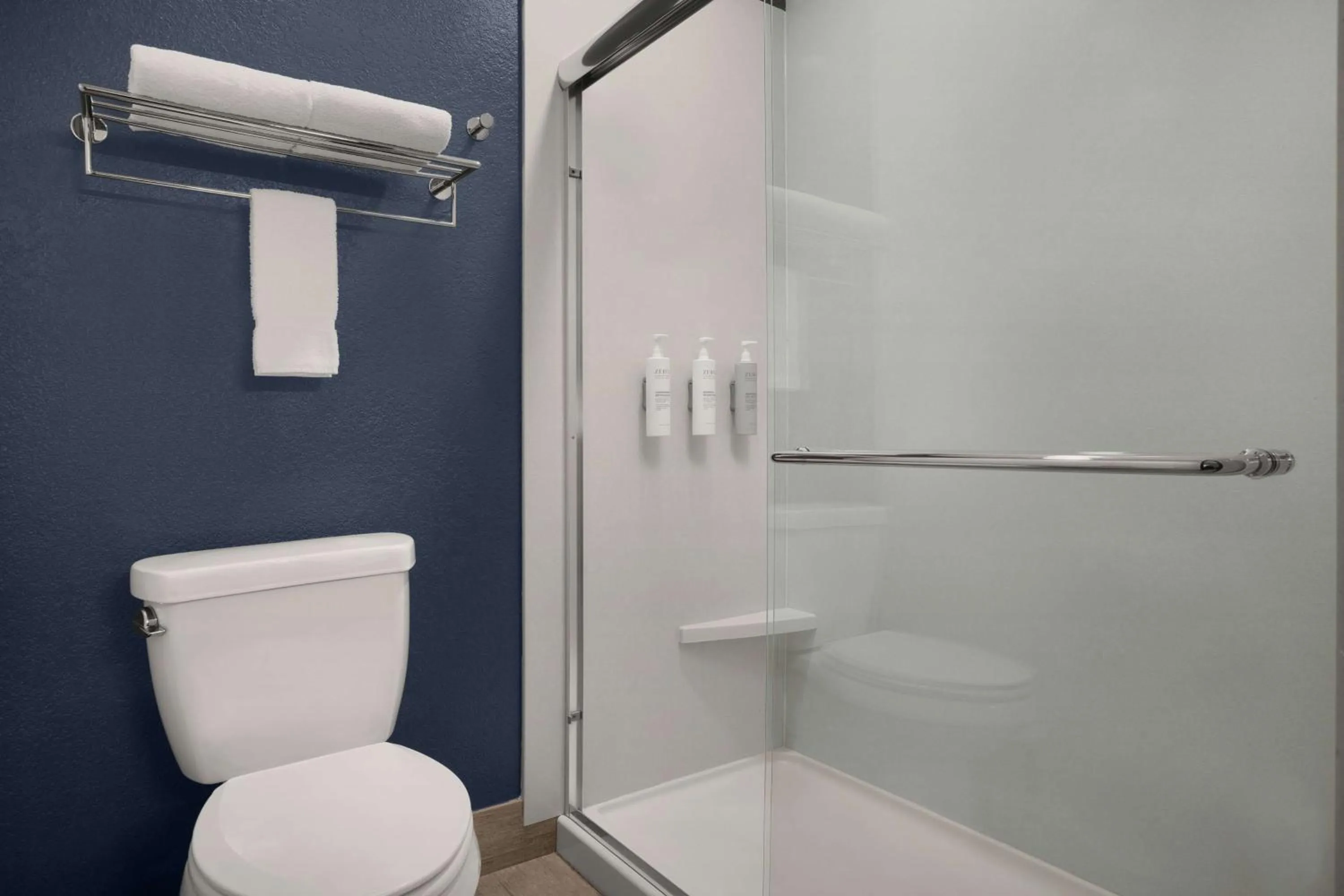 Bathroom in La Quinta by Wyndham San Jose Airport