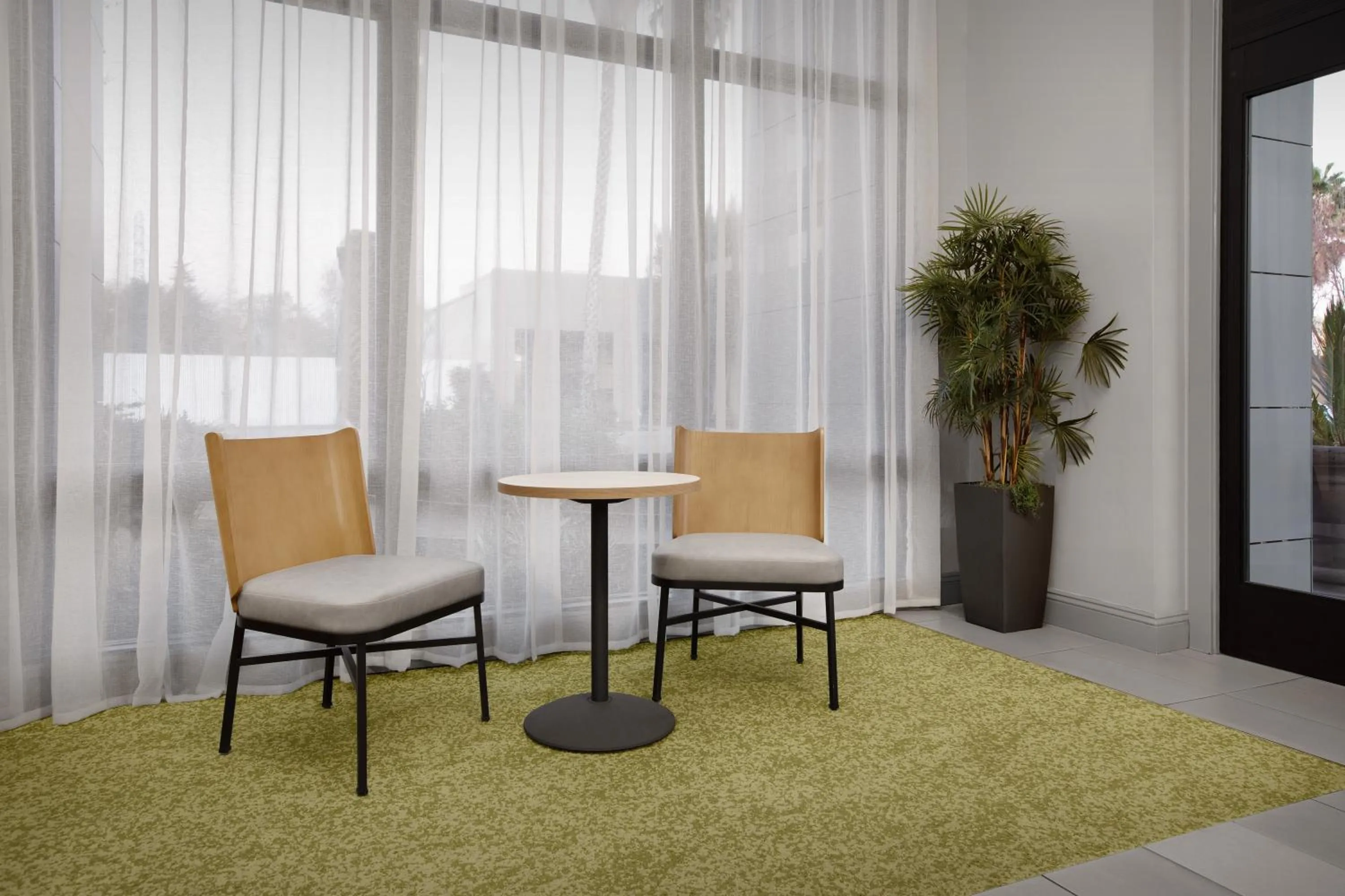 Seating area in La Quinta by Wyndham San Jose Airport