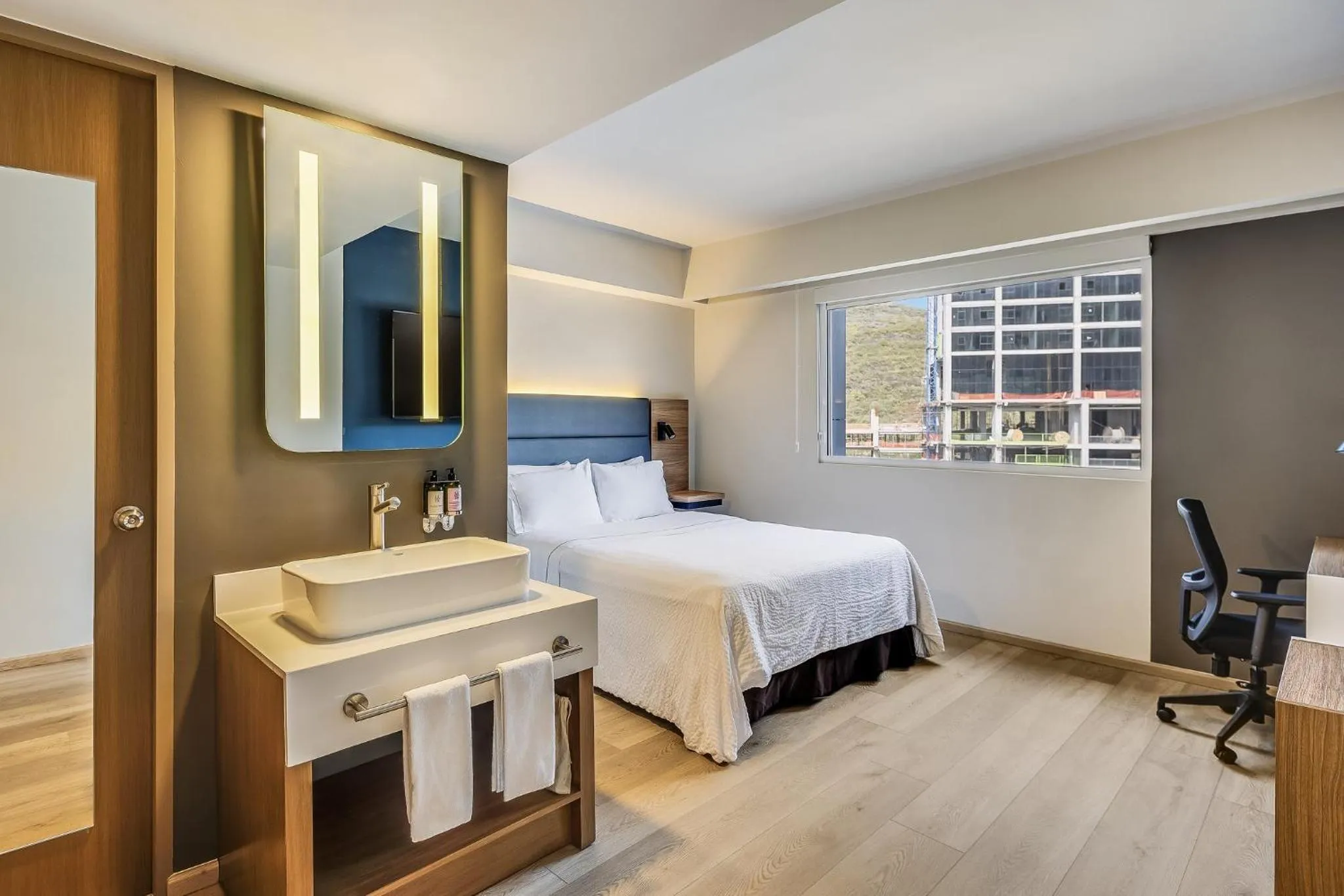 Bedroom, Bed in Fiesta Inn Monterrey Valle