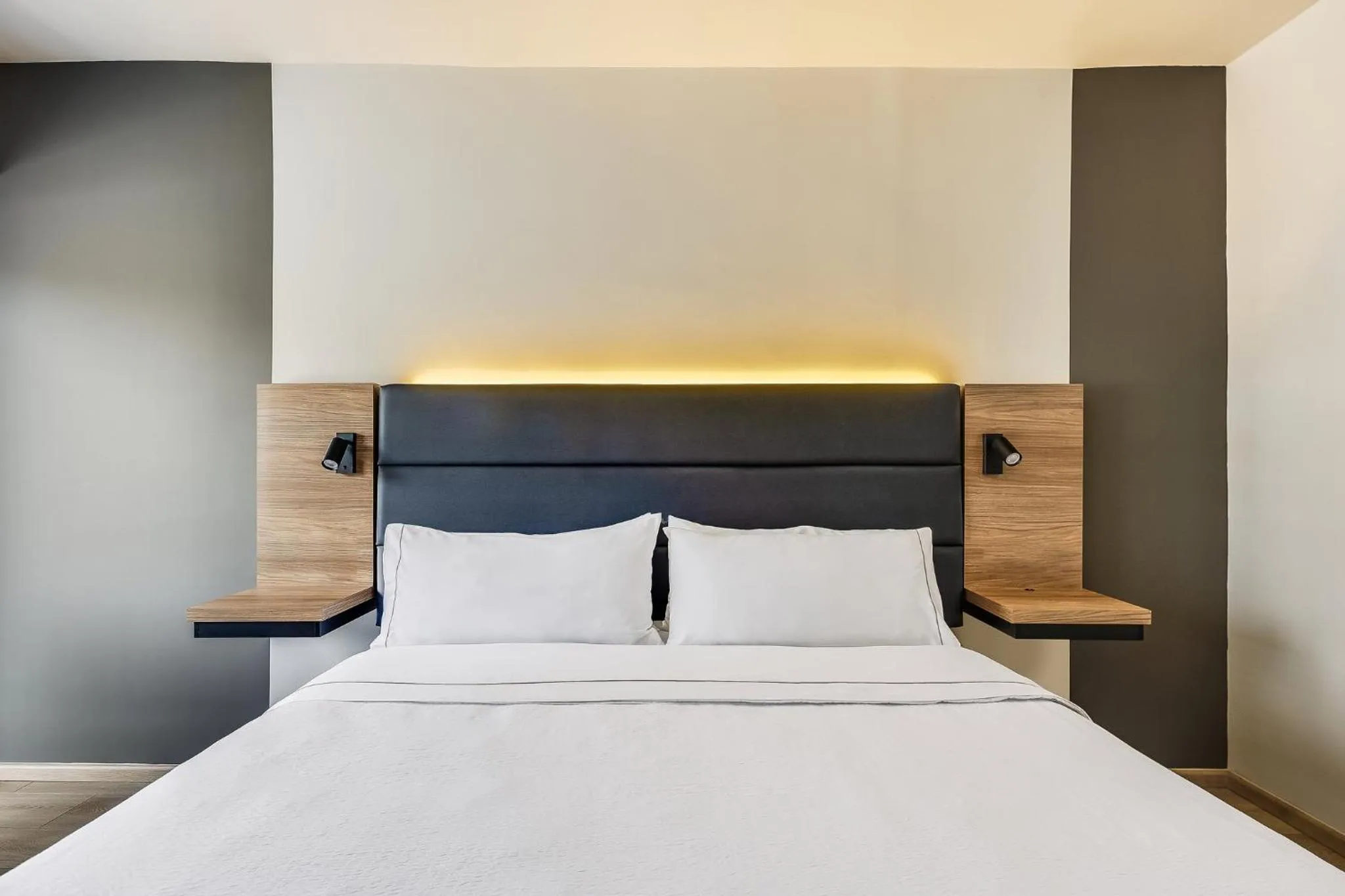 Bedroom, Bed in Fiesta Inn Monterrey Valle