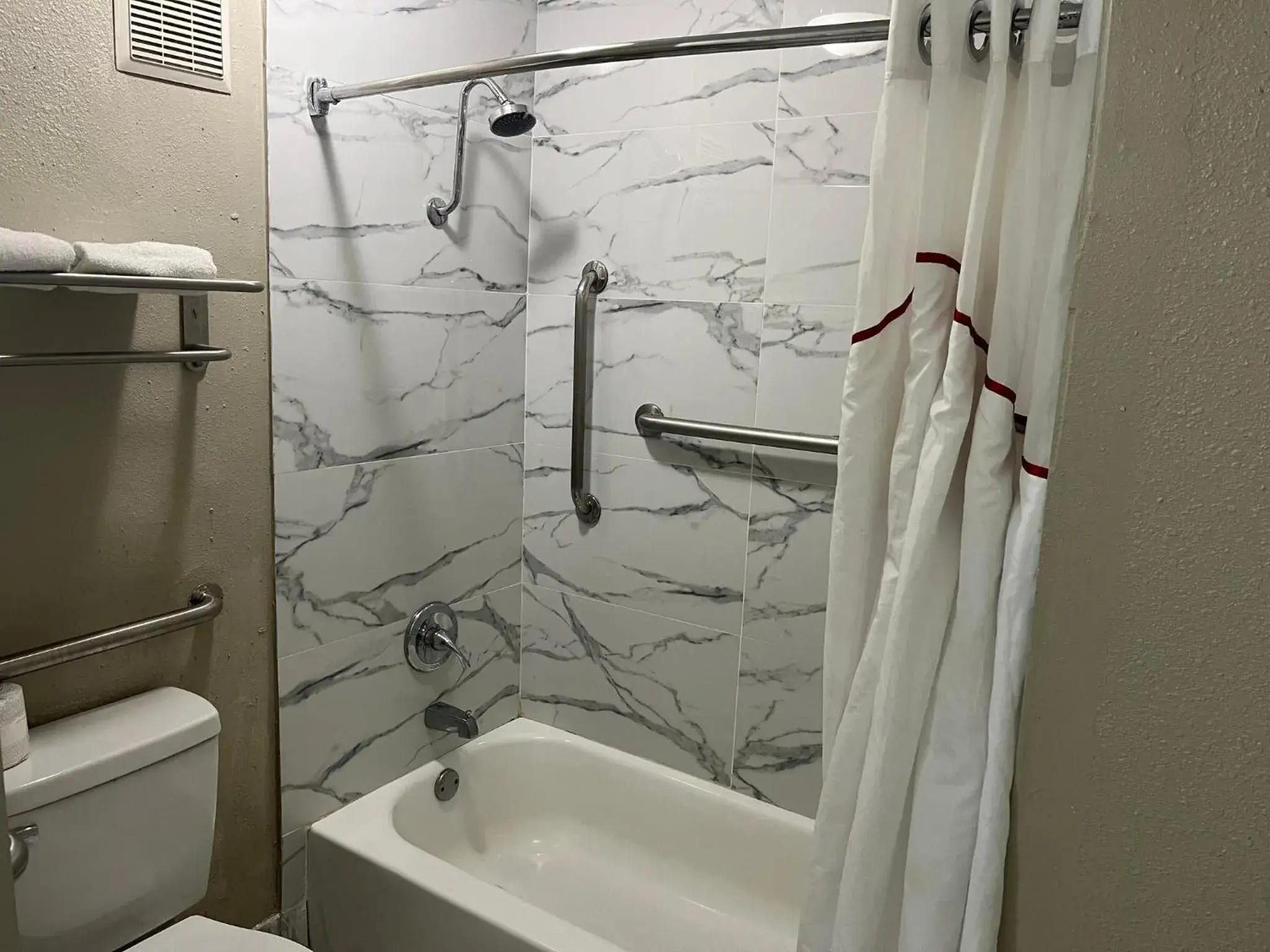 Deluxe King Room Disability Access Non-Smoking in Red Roof Inn Kimball, TN I-24 Deluxe King Room Disability Access Non-Smoking in Red Roof Inn Kimball, TN I-24