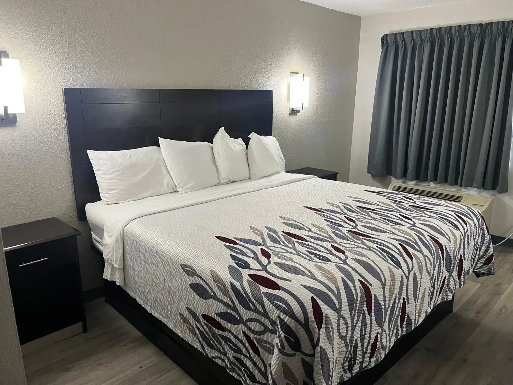 Deluxe King Room Non-Smoking in Red Roof Inn Kimball, TN I-24 Deluxe King Room Non-Smoking in Red Roof Inn Kimball, TN I-24