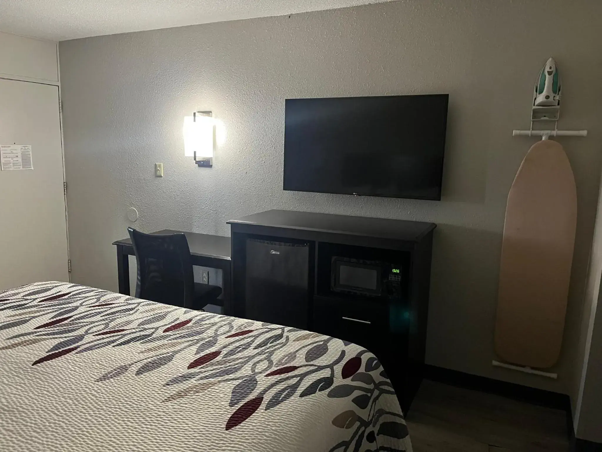 Deluxe King Room Non-Smoking in Red Roof Inn Kimball, TN I-24 Deluxe King Room Non-Smoking in Red Roof Inn Kimball, TN I-24