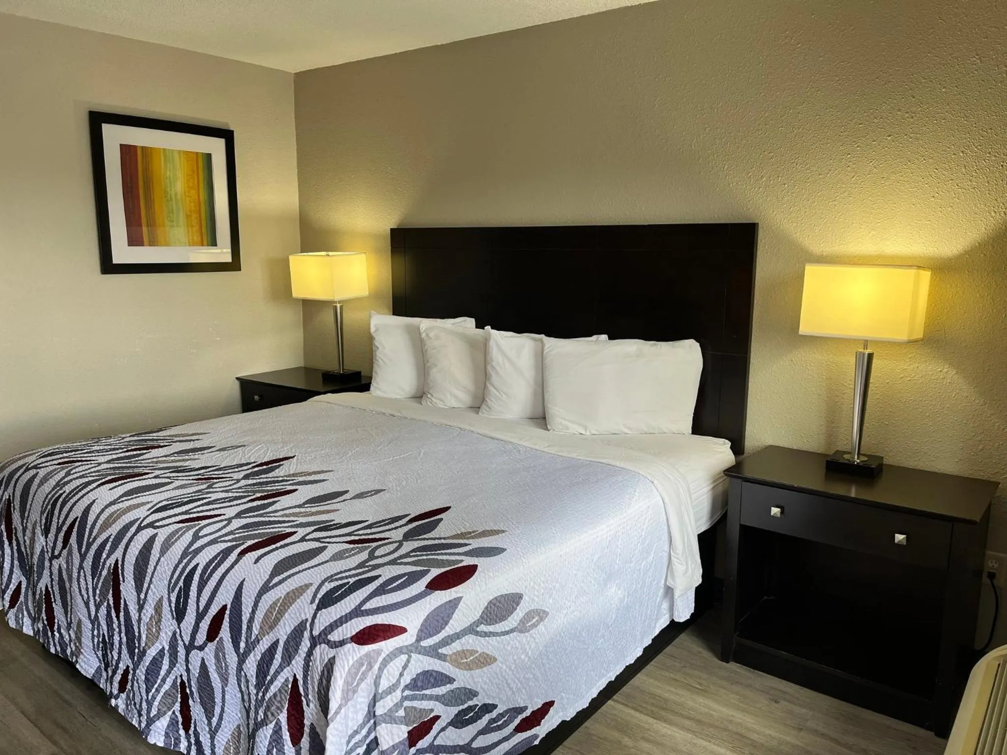 Superior King Room with Walk-In Shower Non-Smoking in Red Roof Inn Kimball, TN I-24